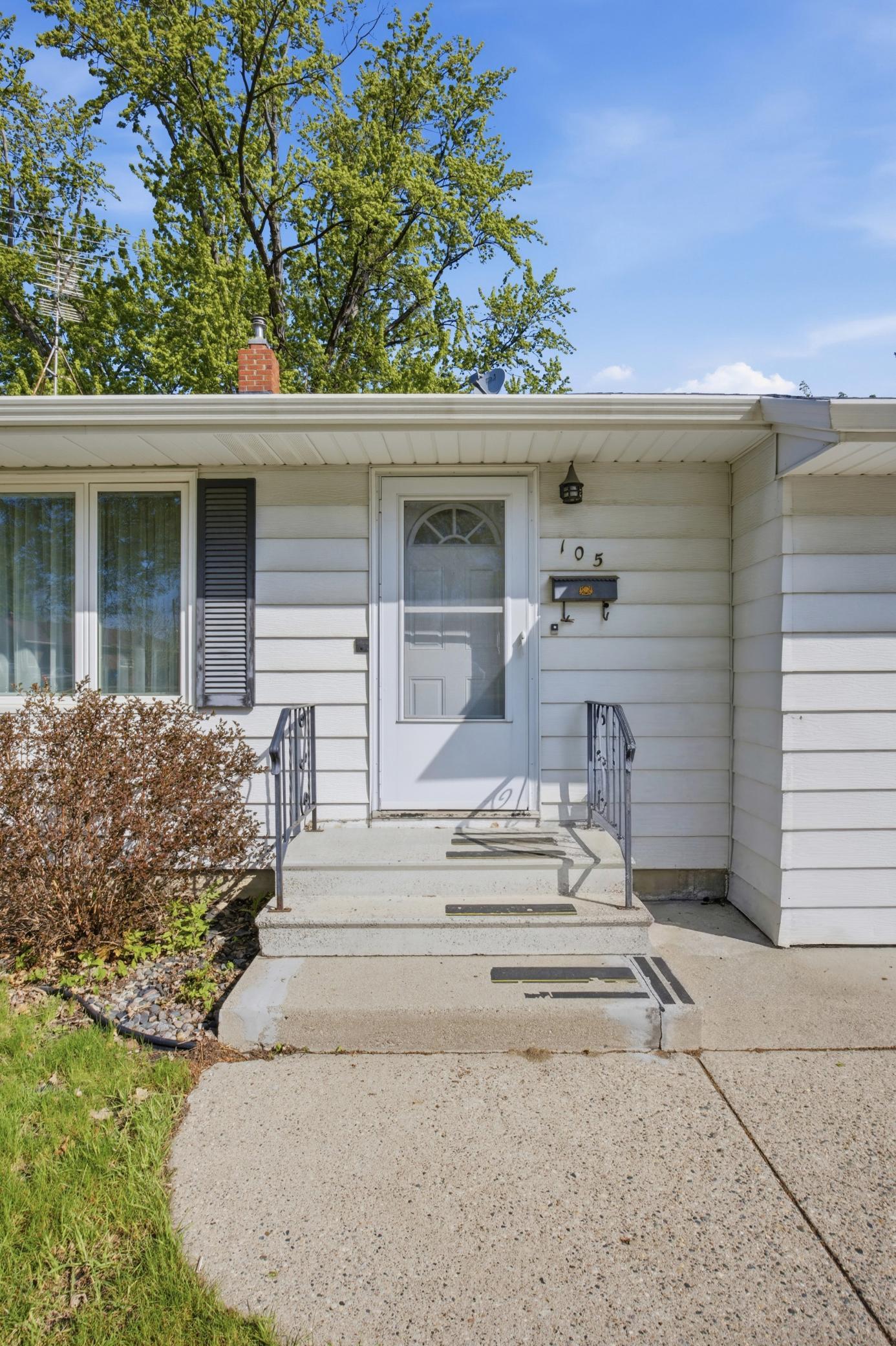 1950 single family home for sale at 105 16th Avenue N in Fargo, ND — 3 bed, 2 bath (photo 3 of 32)