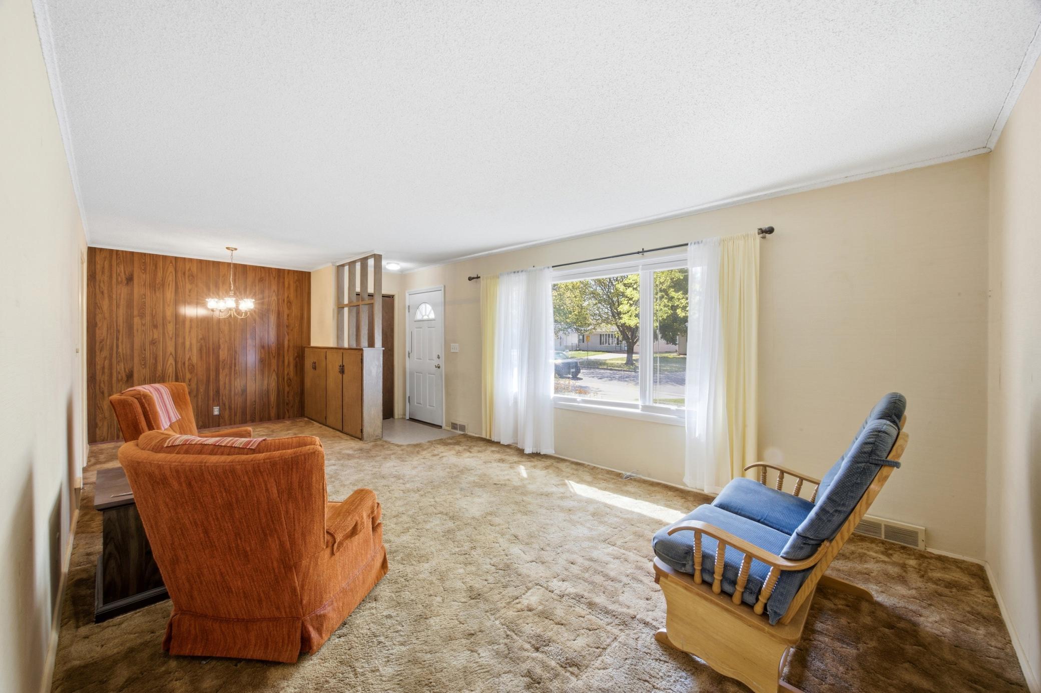 1950 single family home for sale at 105 16th Avenue N in Fargo, ND — 3 bed, 2 bath (photo 7 of 32)