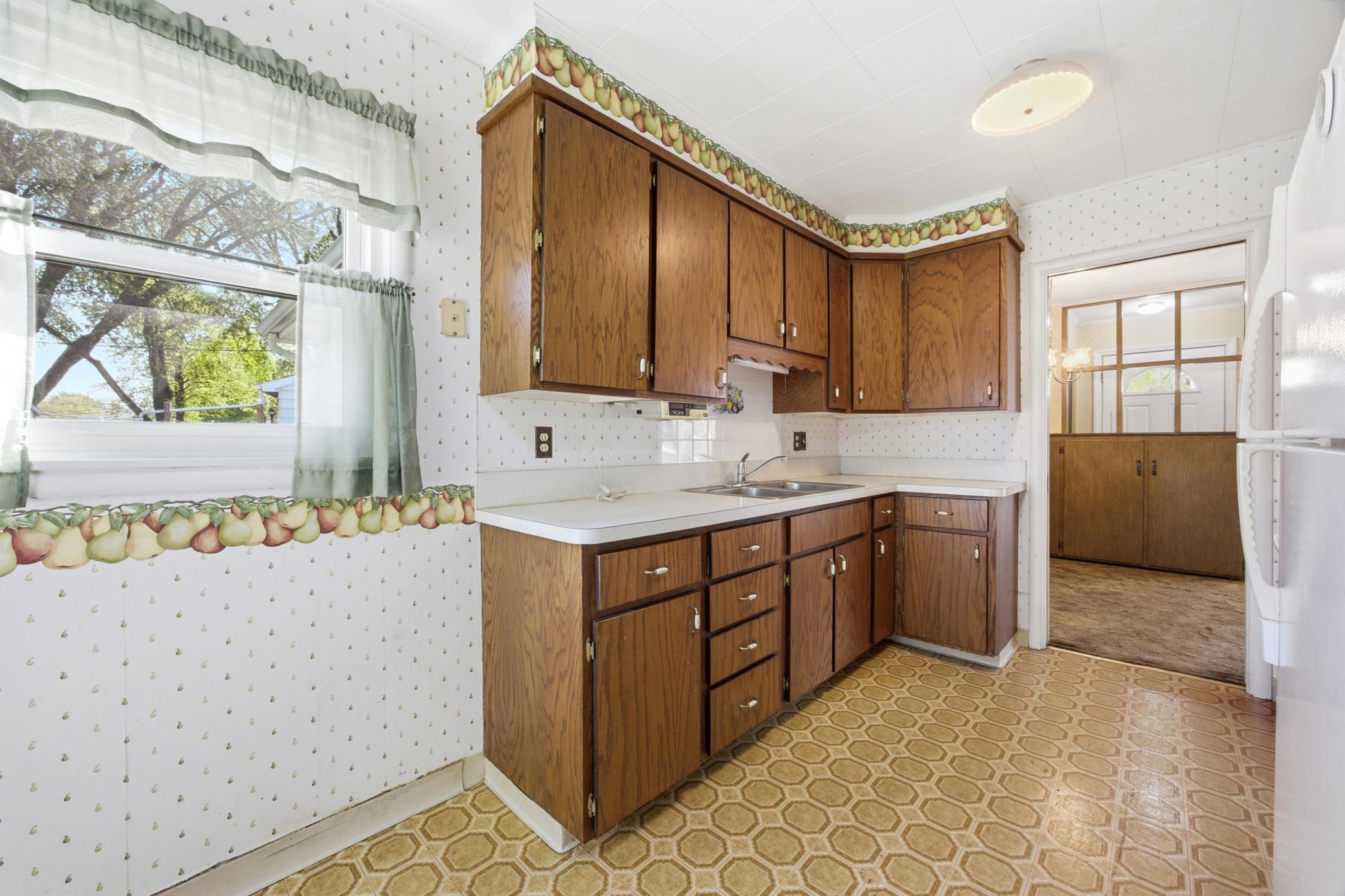 1950 single family home for sale at 105 16th Avenue N in Fargo, ND — 3 bed, 2 bath (photo 9 of 32)
