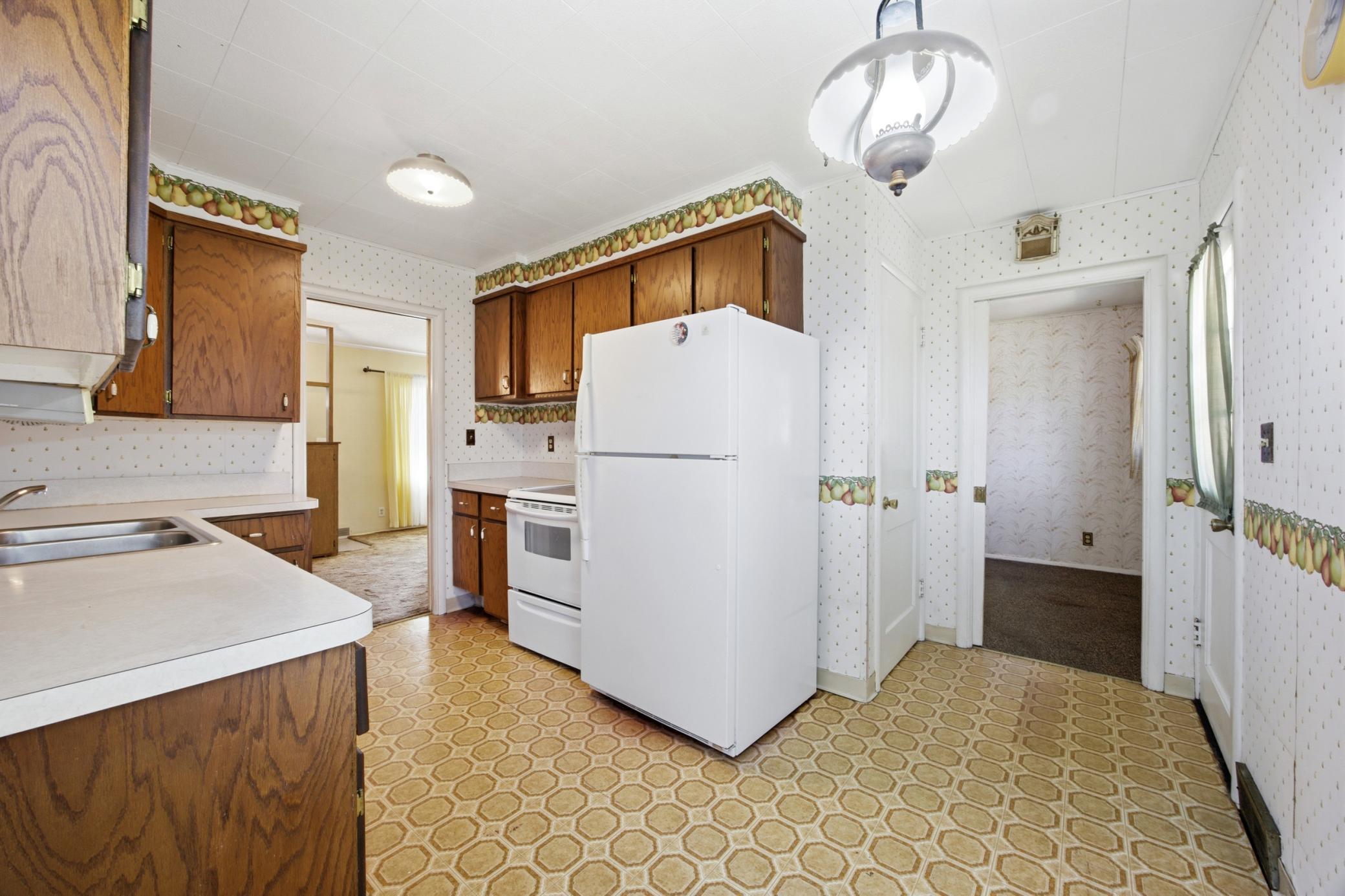 1950 single family home for sale at 105 16th Avenue N in Fargo, ND — 3 bed, 2 bath (photo 10 of 32)