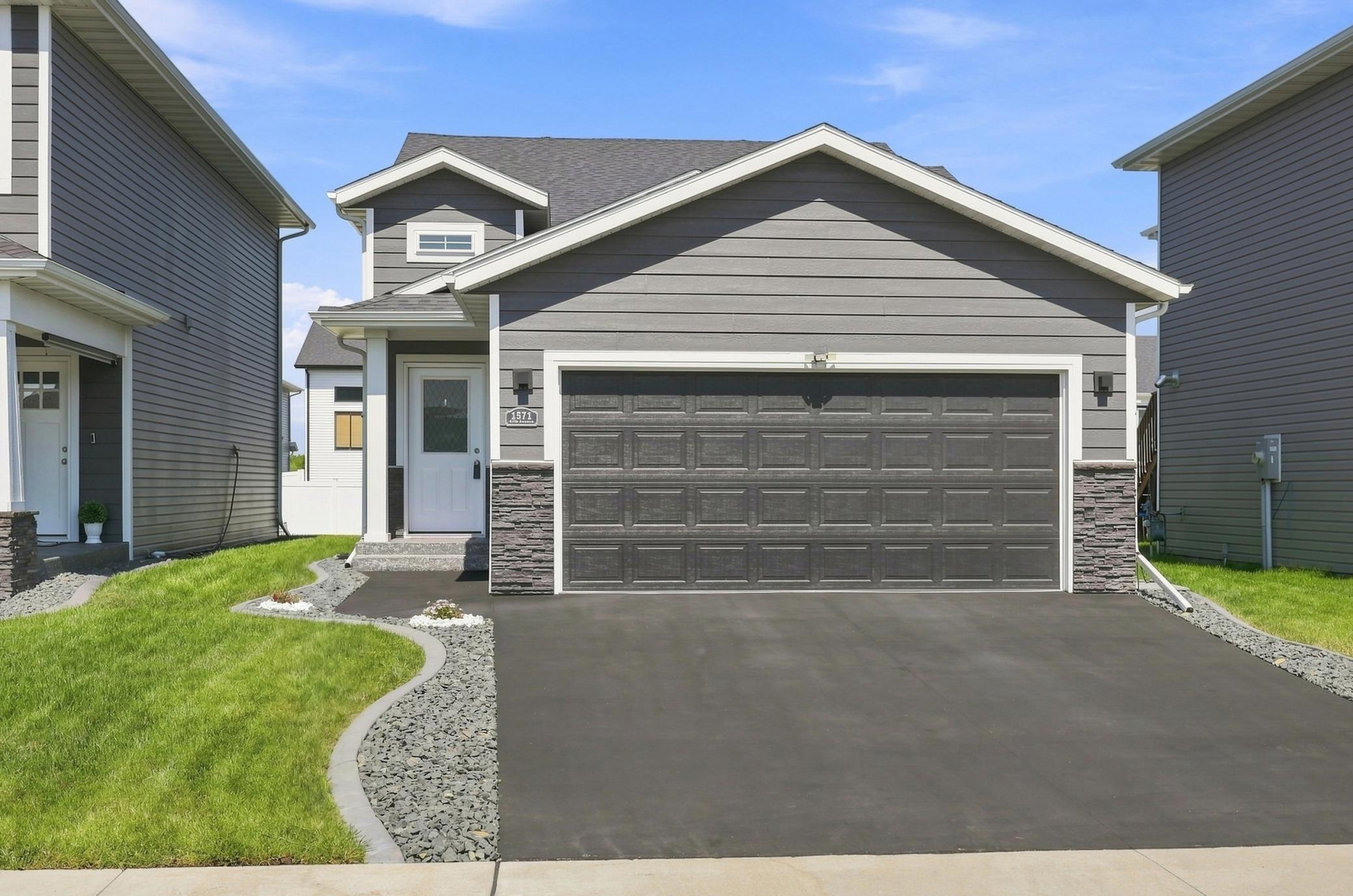 2021 single family home for sale at 1571 67th Avenue S in Fargo, ND — 4 bed, 2 bath (photo 2 of 27)