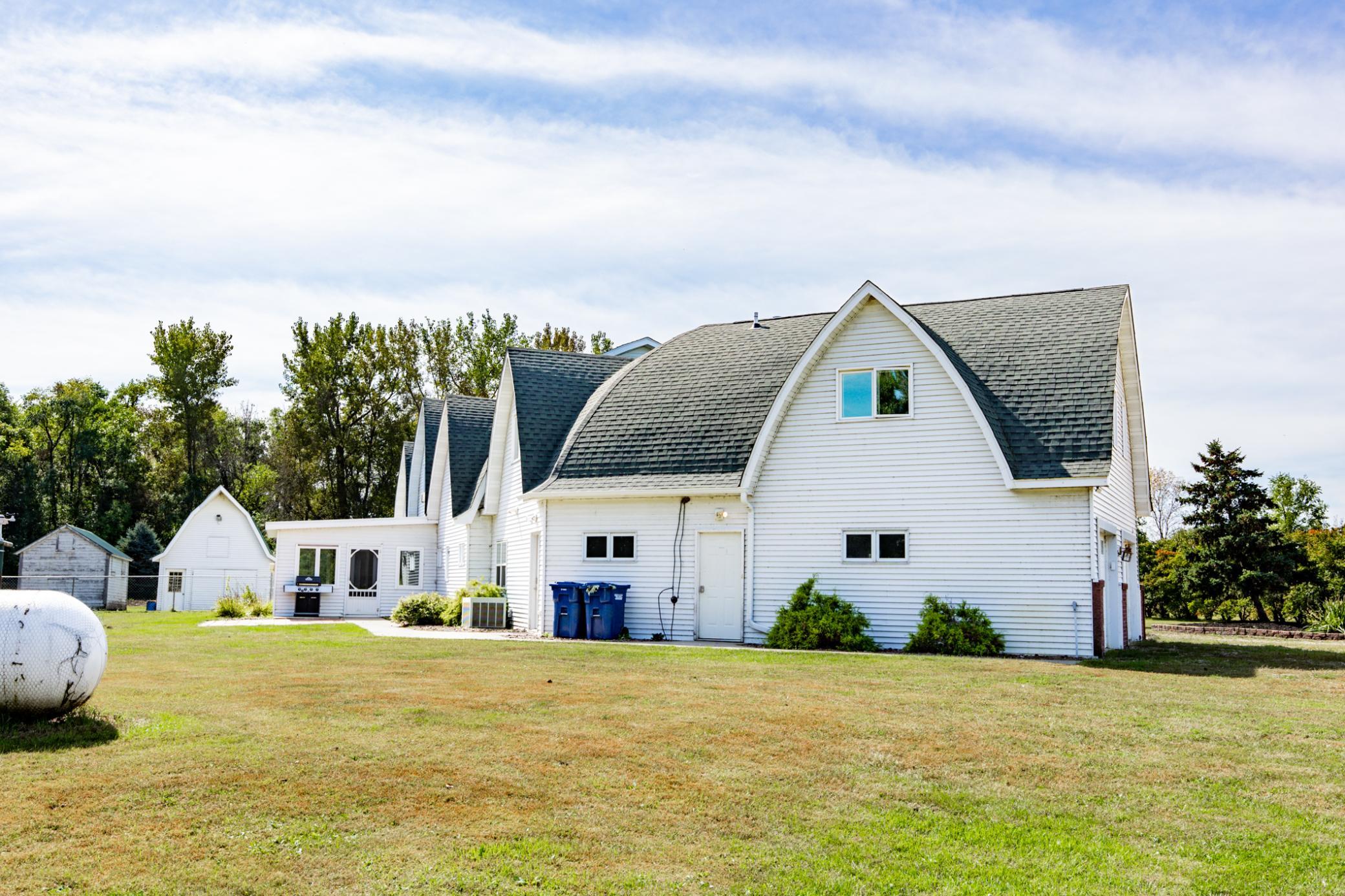 1999 single family home for sale at 7770 Highway 18 in Wyndmere, ND — 5 bed, 3 bath (photo 2 of 108)
