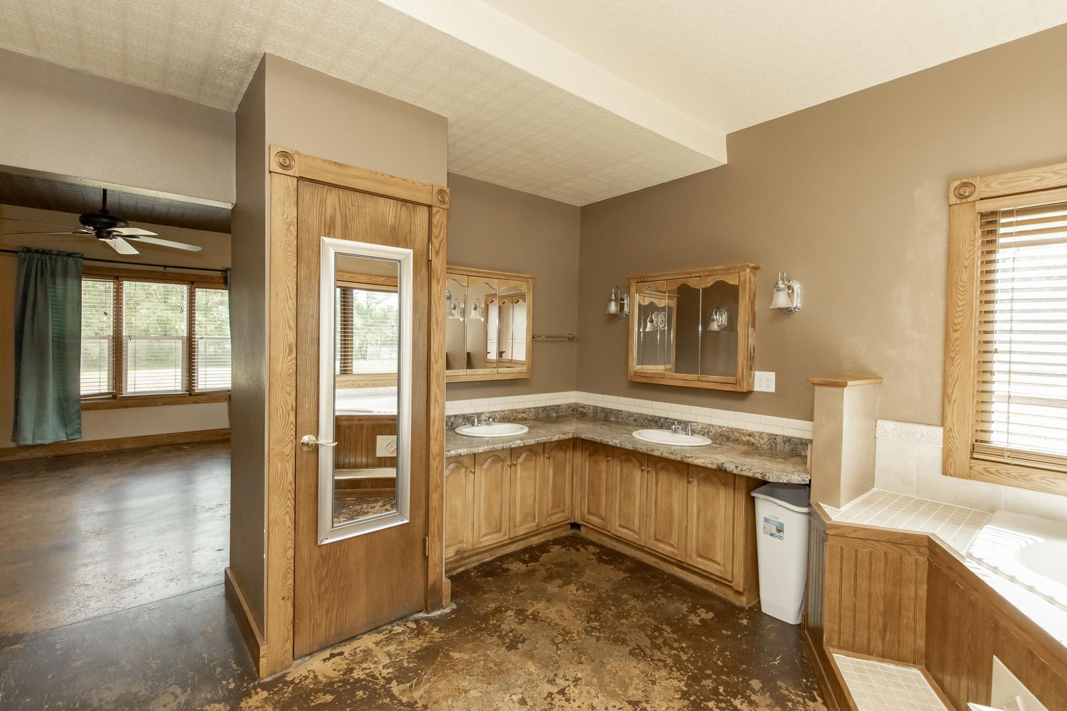 1999 single family home for sale at 7770 Highway 18 in Wyndmere, ND — 5 bed, 3 bath (photo 51 of 108)