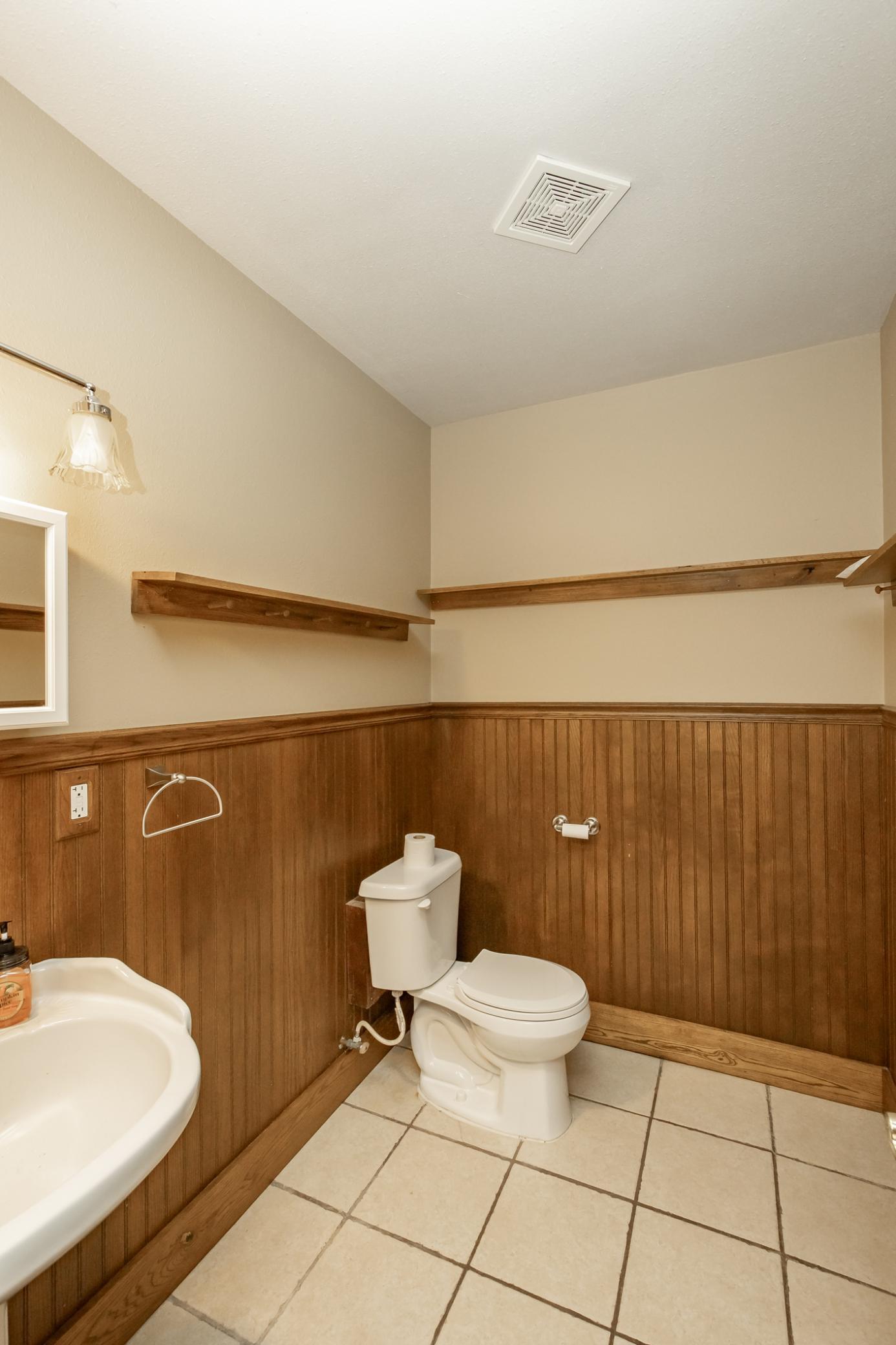 1999 single family home for sale at 7770 Highway 18 in Wyndmere, ND — 5 bed, 3 bath (photo 58 of 108)