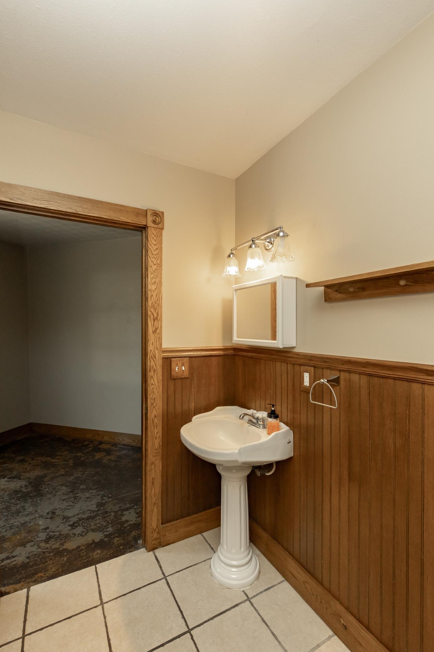 1999 single family home for sale at 7770 Highway 18 in Wyndmere, ND — 5 bed, 3 bath (photo 59 of 108)