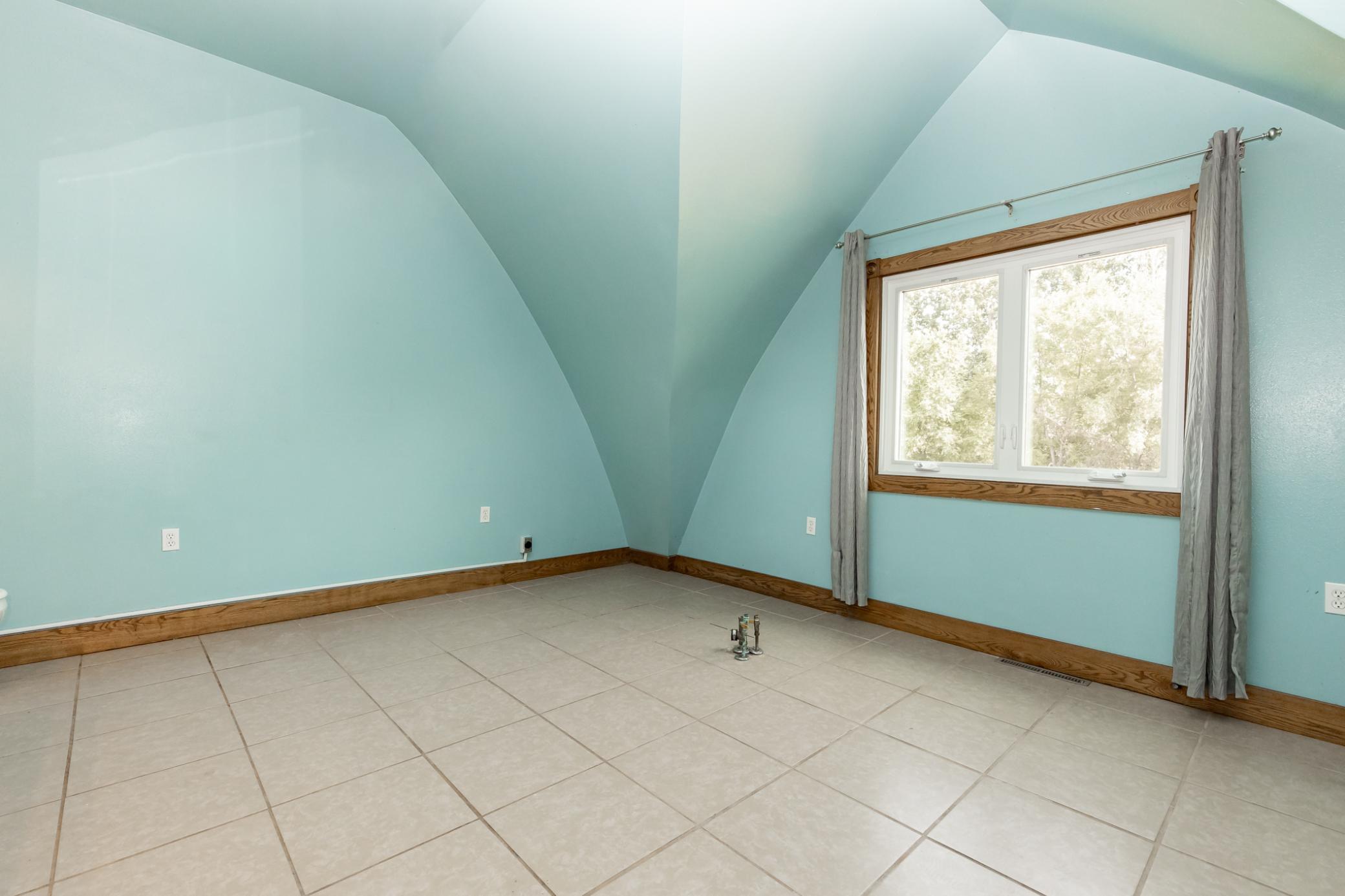1999 single family home for sale at 7770 Highway 18 in Wyndmere, ND — 5 bed, 3 bath (photo 78 of 108)