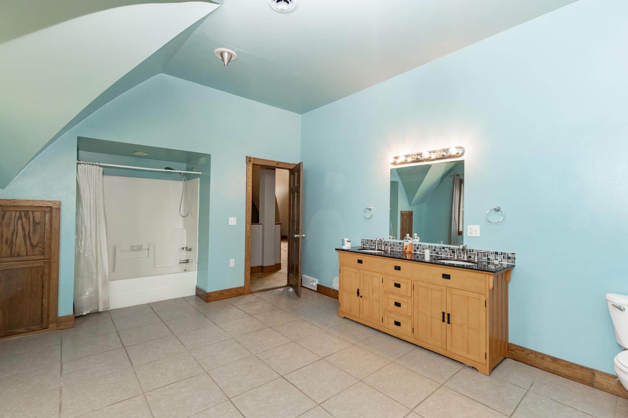 1999 single family home for sale at 7770 Highway 18 in Wyndmere, ND — 5 bed, 3 bath (photo 79 of 108)