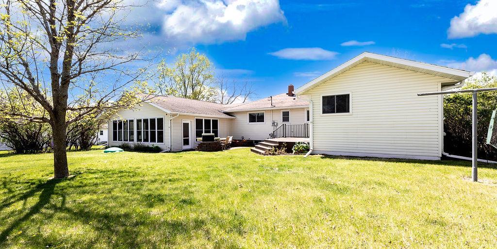1964 single family home for sale at 403 Richwood Road in Detroit Lakes, MN — 5 bed, 3 bath (photo 2 of 55)