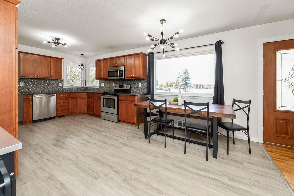 1964 single family home for sale at 403 Richwood Road in Detroit Lakes, MN — 5 bed, 3 bath (photo 6 of 55)
