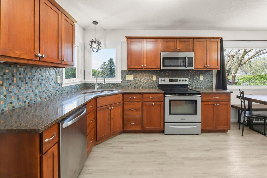 1964 single family home for sale at 403 Richwood Road in Detroit Lakes, MN — 5 bed, 3 bath (photo 8 of 55)