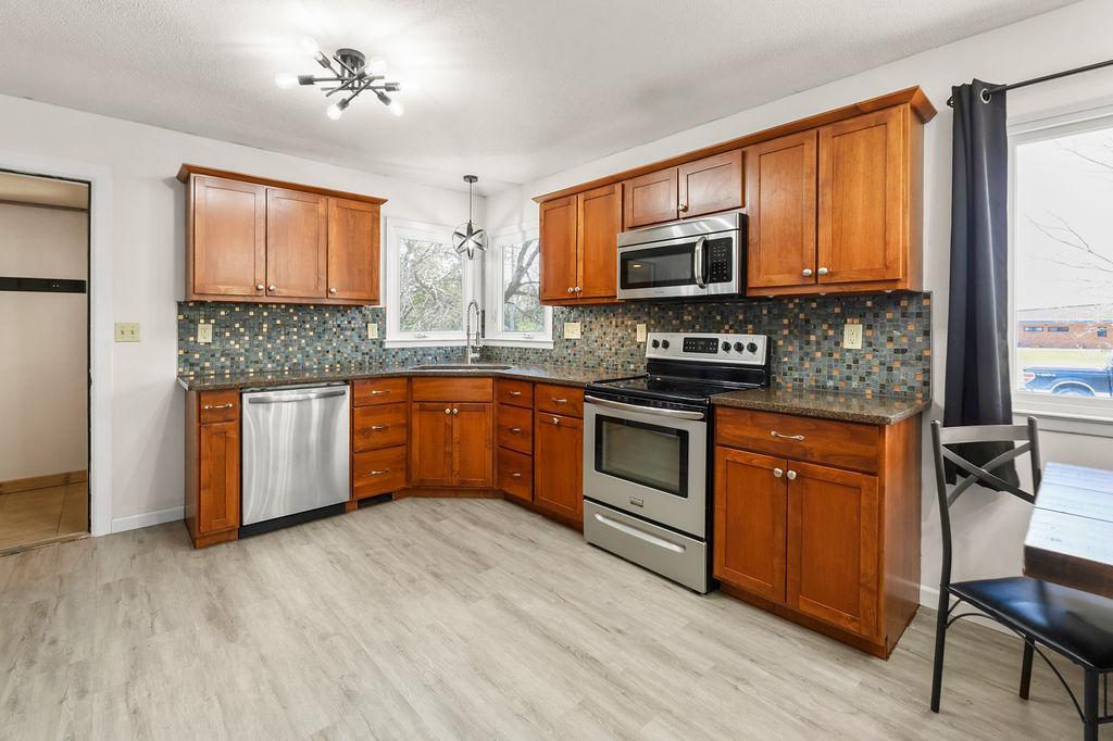 1964 single family home for sale at 403 Richwood Road in Detroit Lakes, MN — 5 bed, 3 bath (photo 9 of 55)