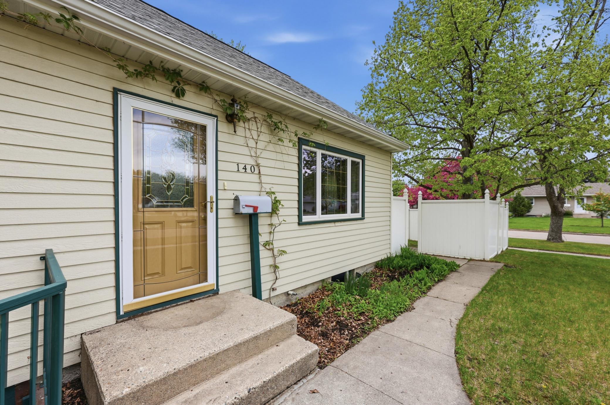 1959 single family home for sale at 1401 19th Street S in Fargo, ND — 5 bed, 3 bath (photo 2 of 54)