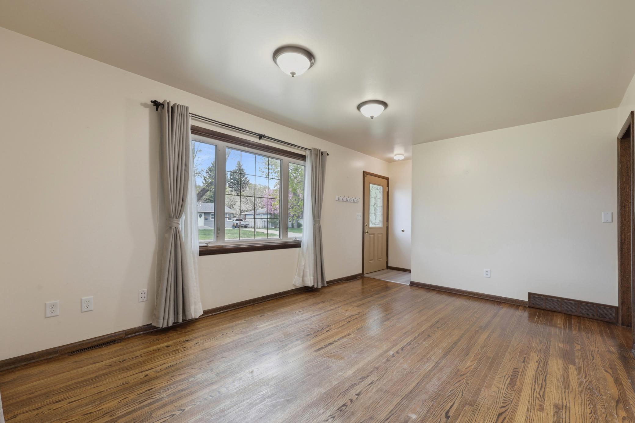 1959 single family home for sale at 1401 19th Street S in Fargo, ND — 5 bed, 3 bath (photo 13 of 54)
