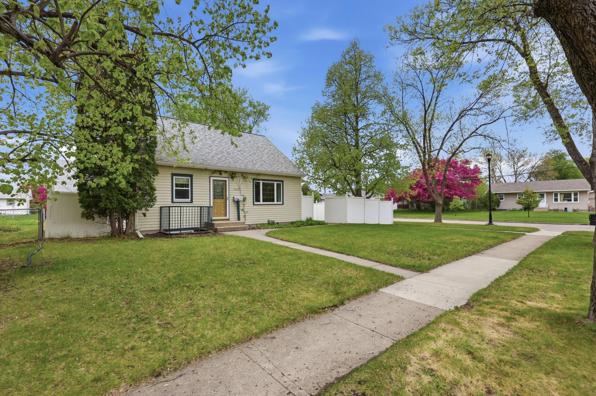 1959 single family home for sale at 1401 19th Street S in Fargo, ND — 5 bed, 3 bath (photo 3 of 54)