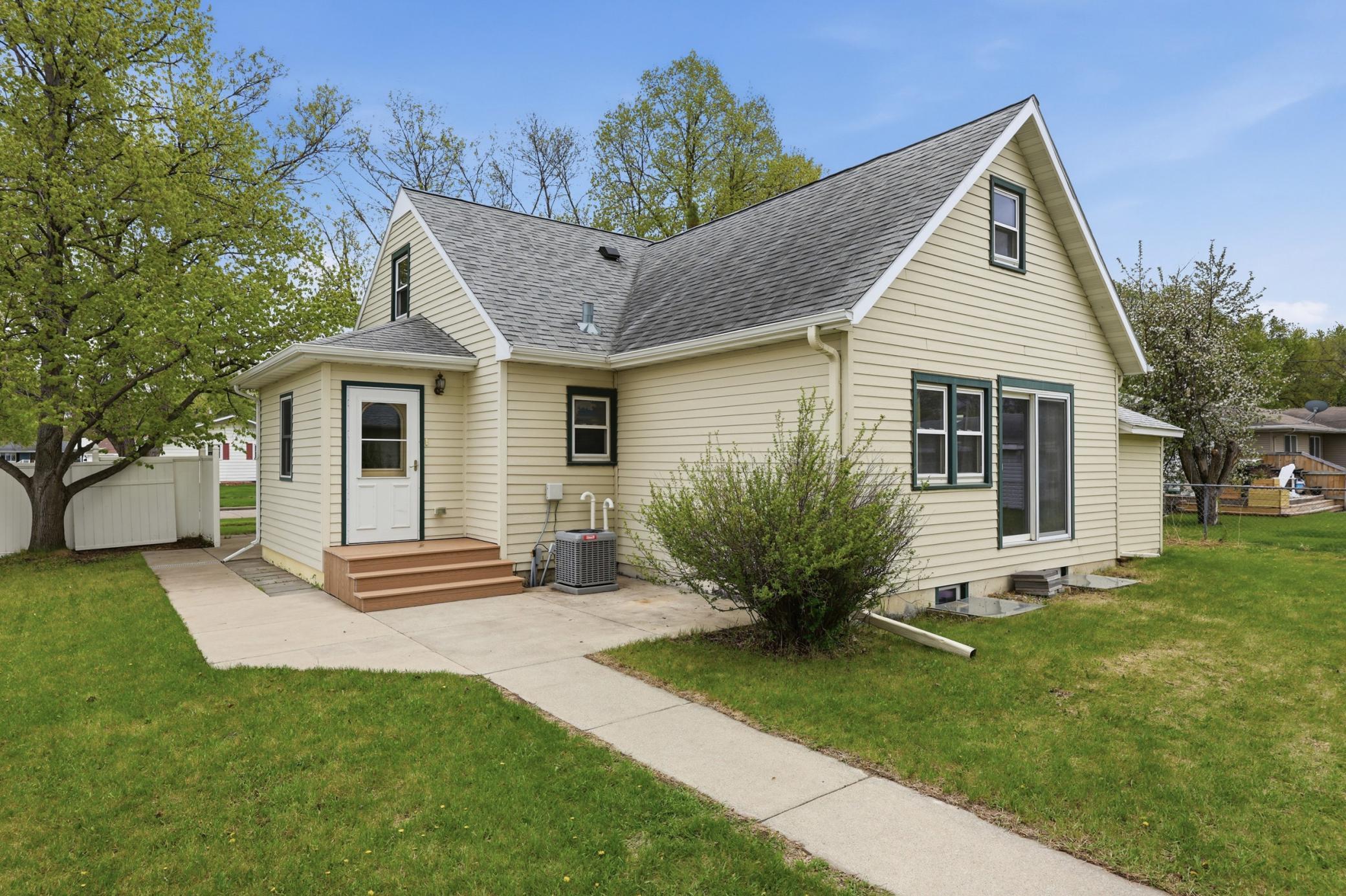 1959 single family home for sale at 1401 19th Street S in Fargo, ND — 5 bed, 3 bath (photo 4 of 54)