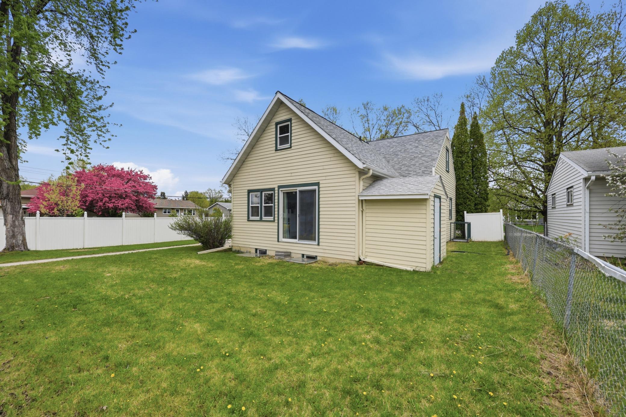 1959 single family home for sale at 1401 19th Street S in Fargo, ND — 5 bed, 3 bath (photo 5 of 54)