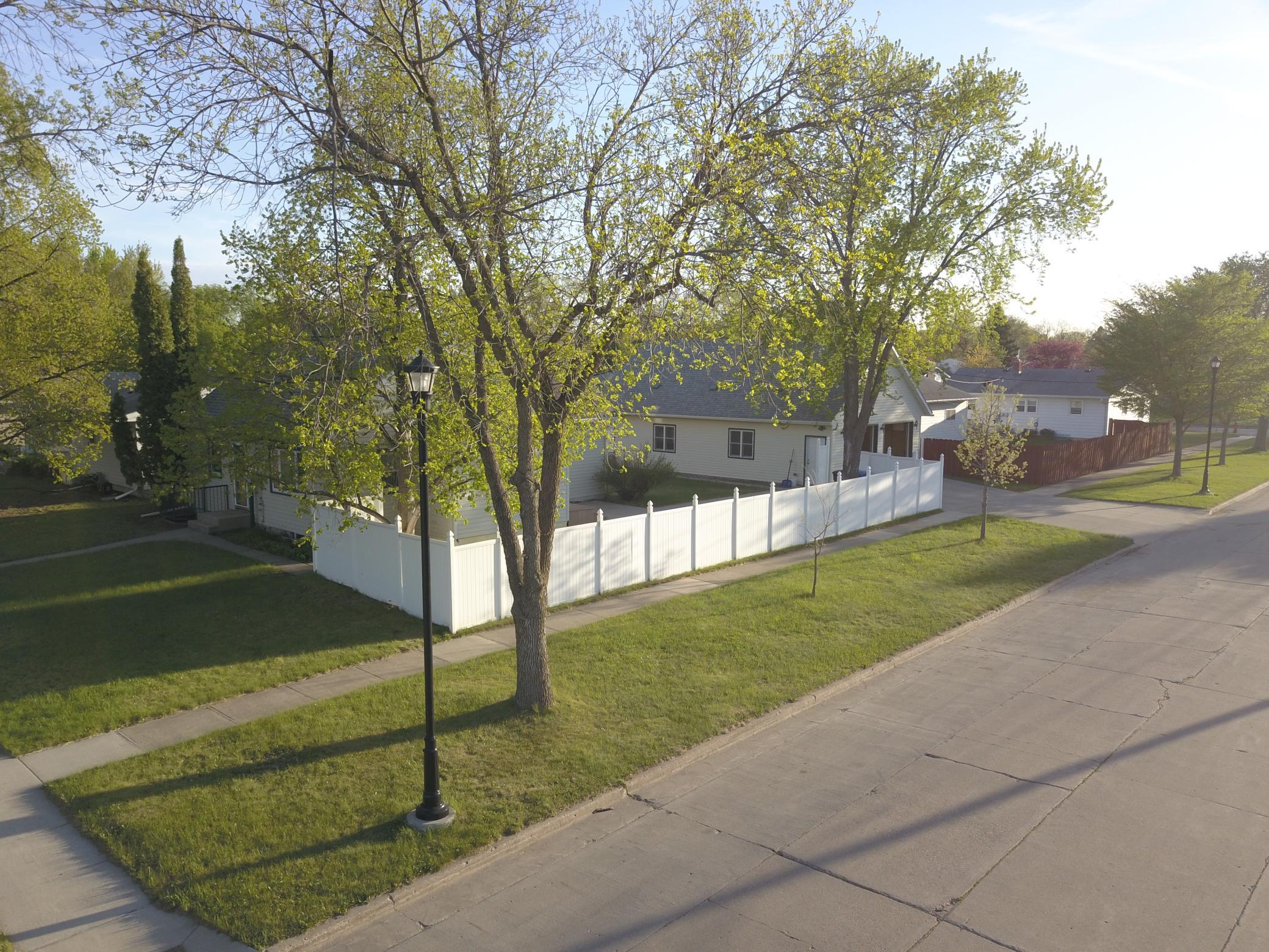 1959 single family home for sale at 1401 19th Street S in Fargo, ND — 5 bed, 3 bath (photo 48 of 54)