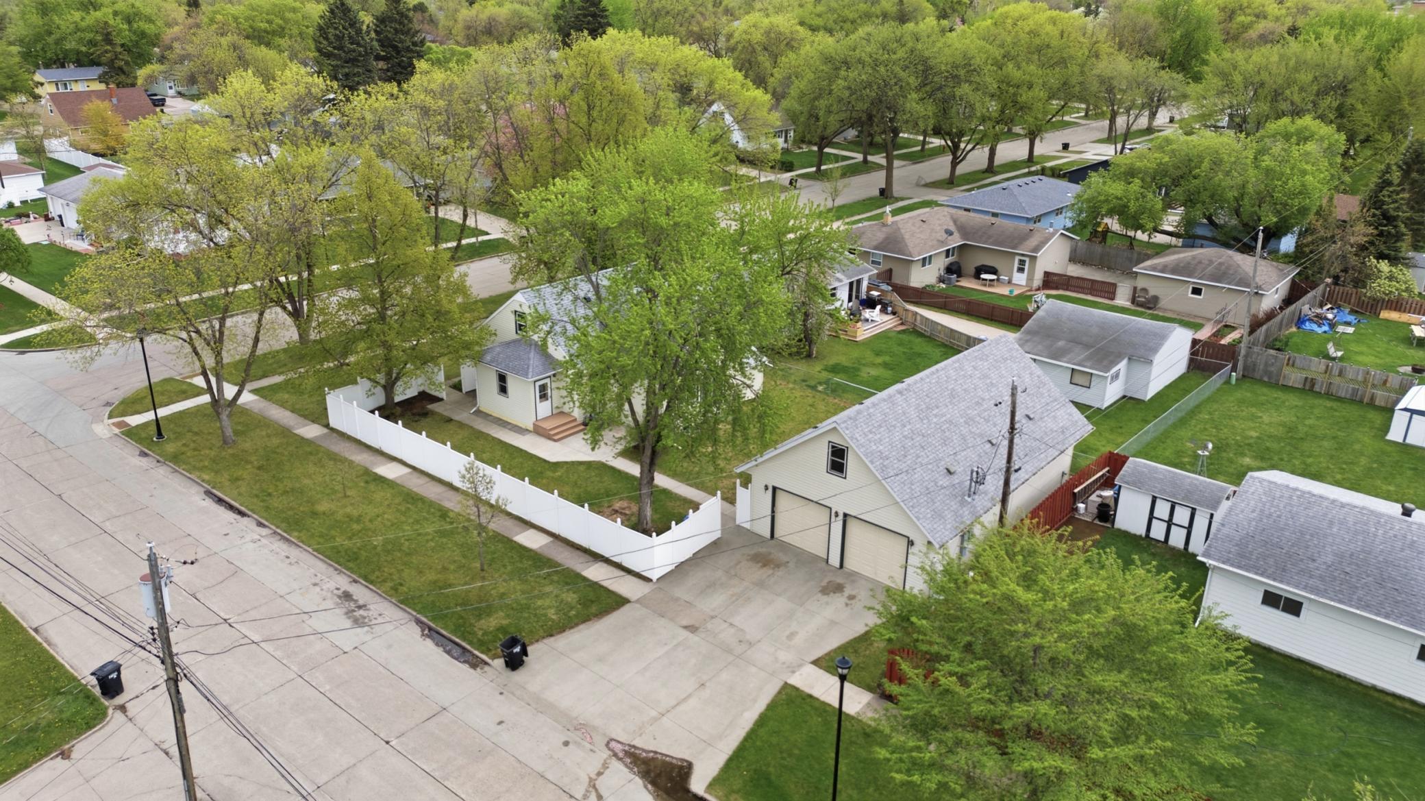 1959 single family home for sale at 1401 19th Street S in Fargo, ND — 5 bed, 3 bath (photo 6 of 54)