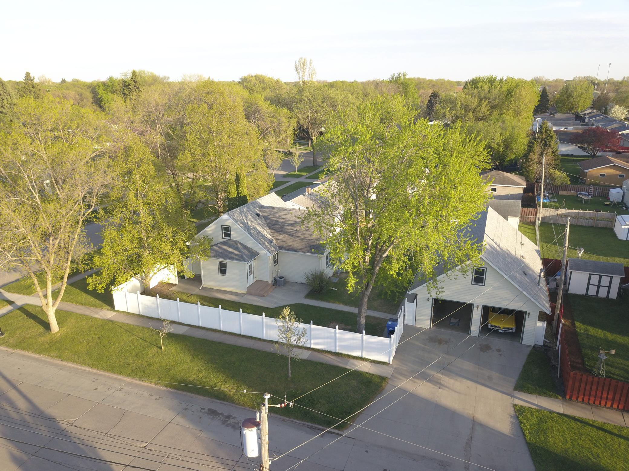 1959 single family home for sale at 1401 19th Street S in Fargo, ND — 5 bed, 3 bath (photo 7 of 54)