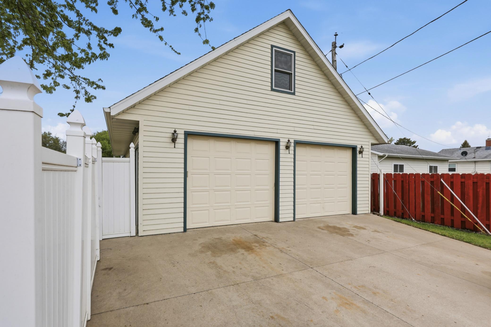 1959 single family home for sale at 1401 19th Street S in Fargo, ND — 5 bed, 3 bath (photo 9 of 54)