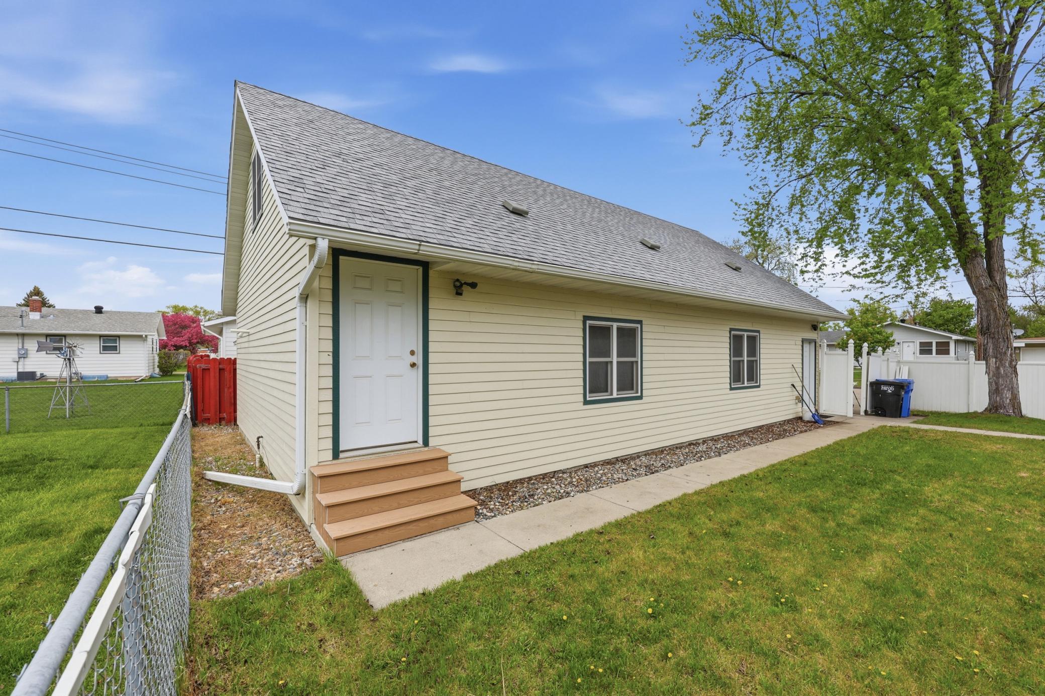1959 single family home for sale at 1401 19th Street S in Fargo, ND — 5 bed, 3 bath (photo 10 of 54)