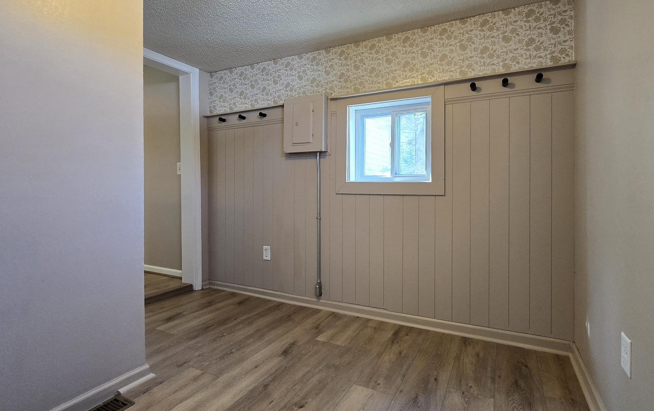 1900 single family home for sale at 707 Irvine Avenue NW in Bemidji, MN — 3 bed, 1 bath (photo 6 of 22)