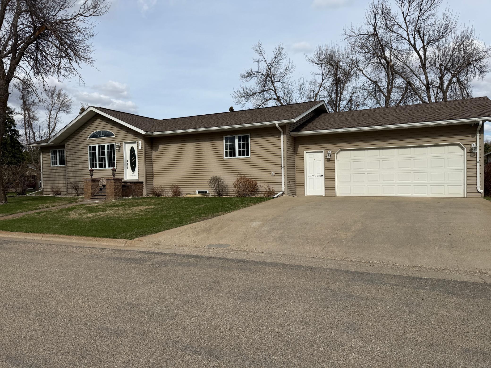 2000 single family home for sale at 701 Lincoln Street in Lisbon, ND — 4 bed, 4 bath