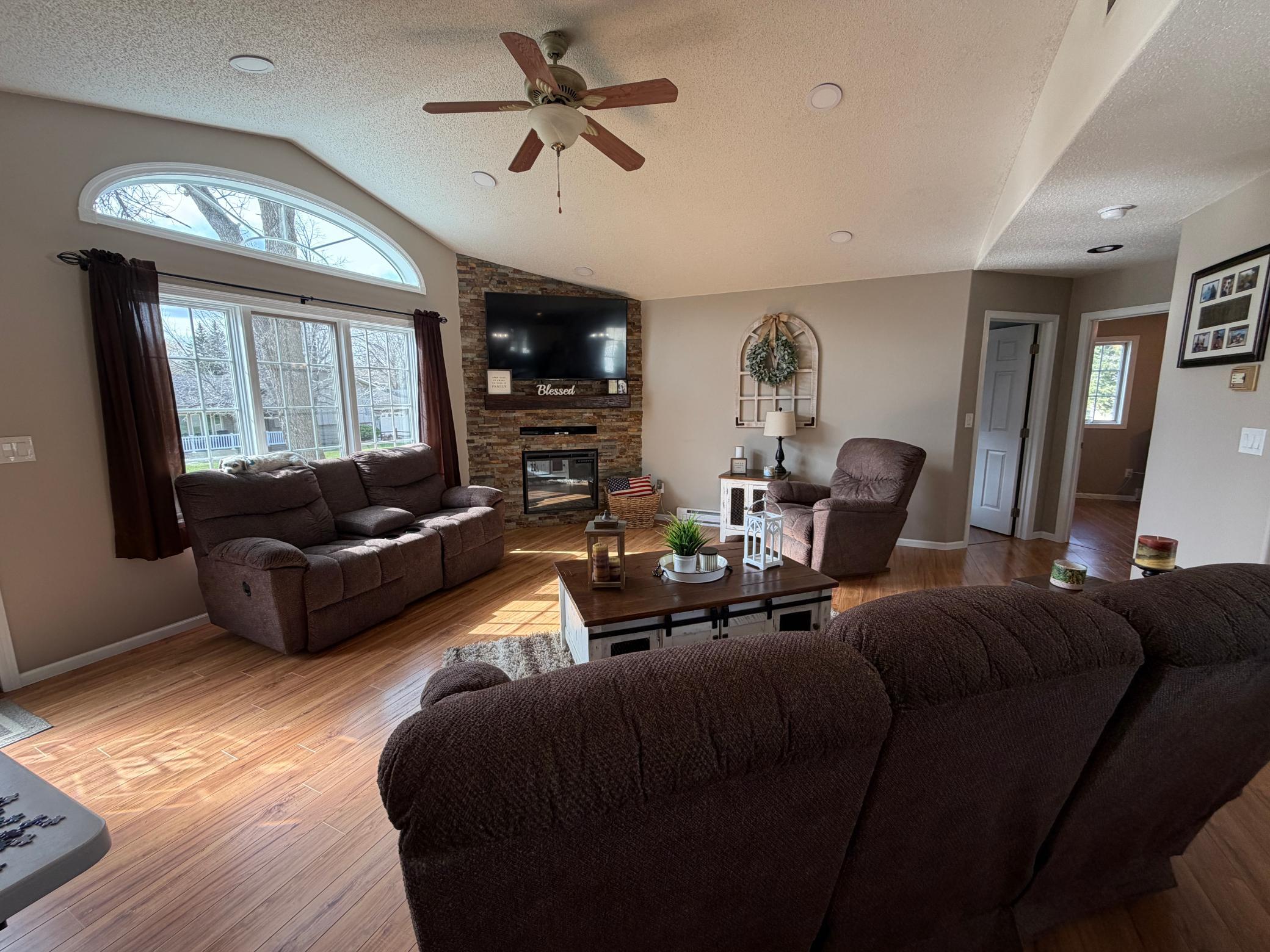 2000 single family home for sale at 701 Lincoln Street in Lisbon, ND — 4 bed, 4 bath (photo 2 of 45)