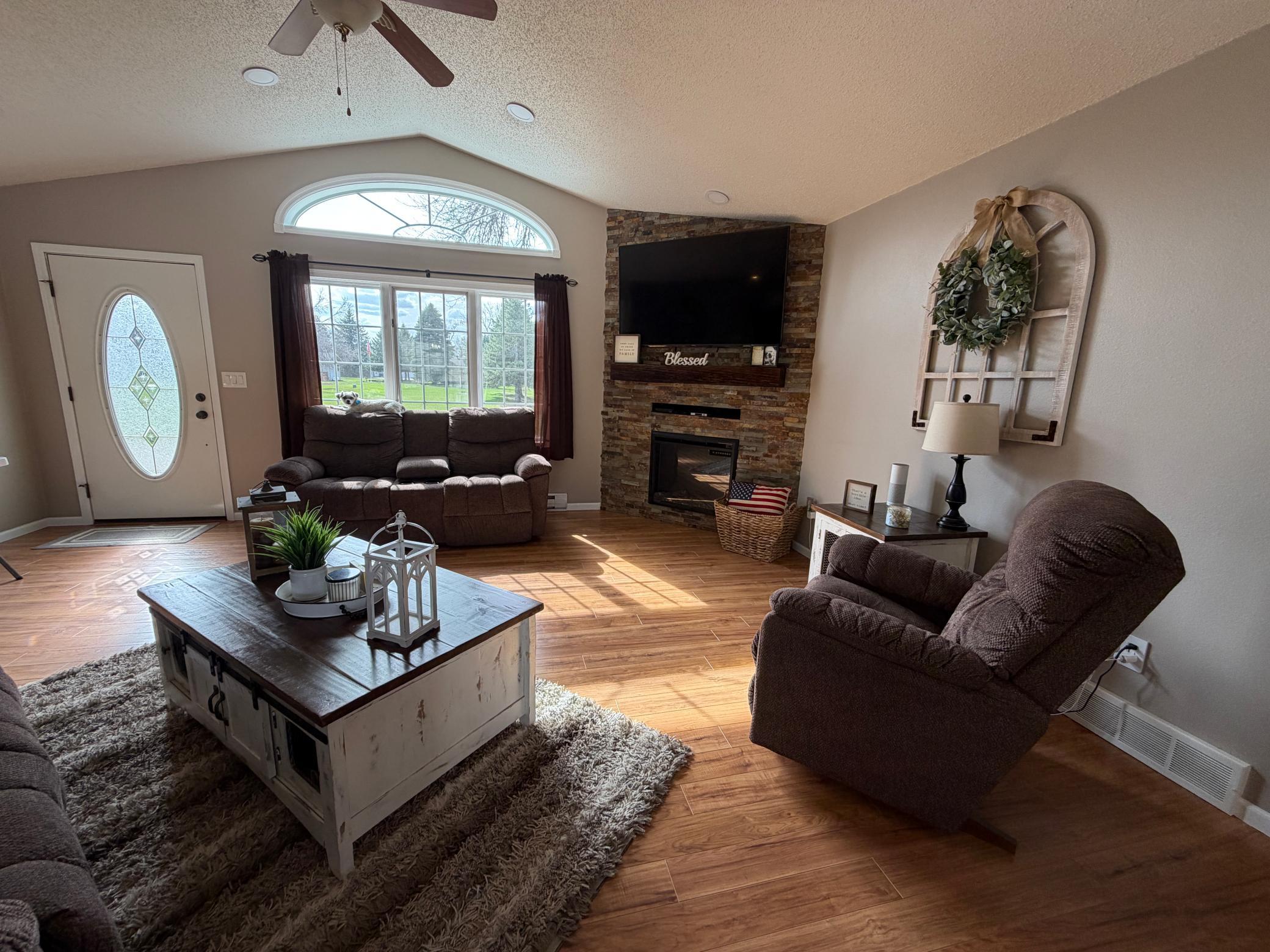 2000 single family home for sale at 701 Lincoln Street in Lisbon, ND — 4 bed, 4 bath (photo 3 of 45)