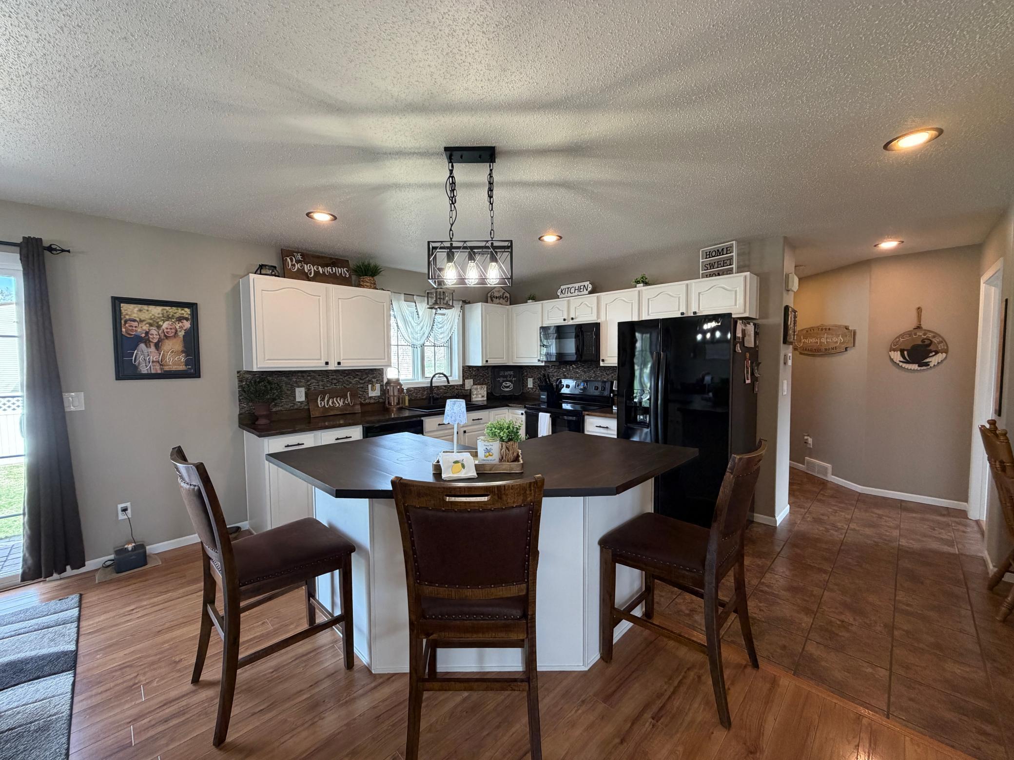 2000 single family home for sale at 701 Lincoln Street in Lisbon, ND — 4 bed, 4 bath (photo 5 of 45)