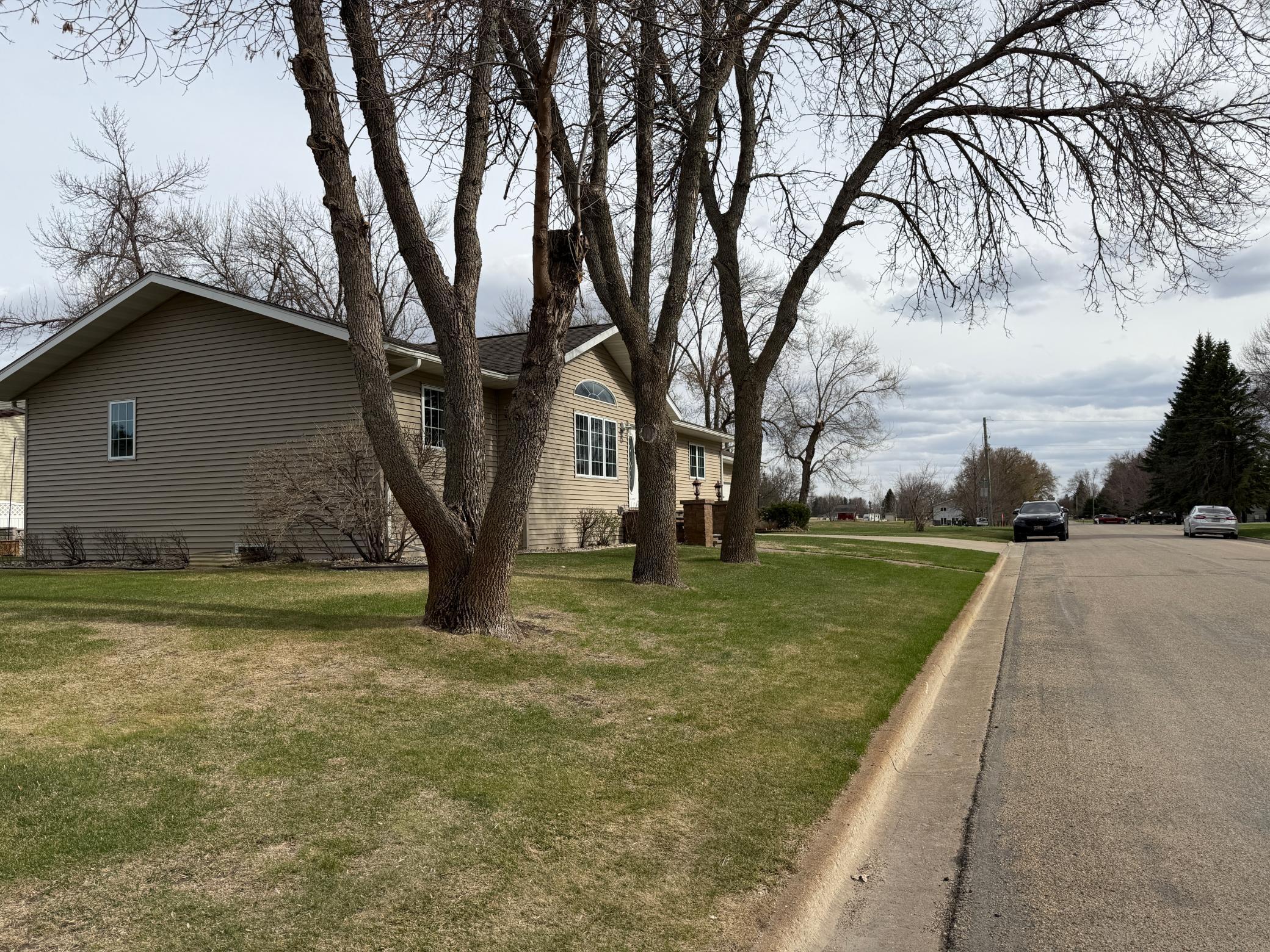 2000 single family home for sale at 701 Lincoln Street in Lisbon, ND — 4 bed, 4 bath (photo 44 of 45)