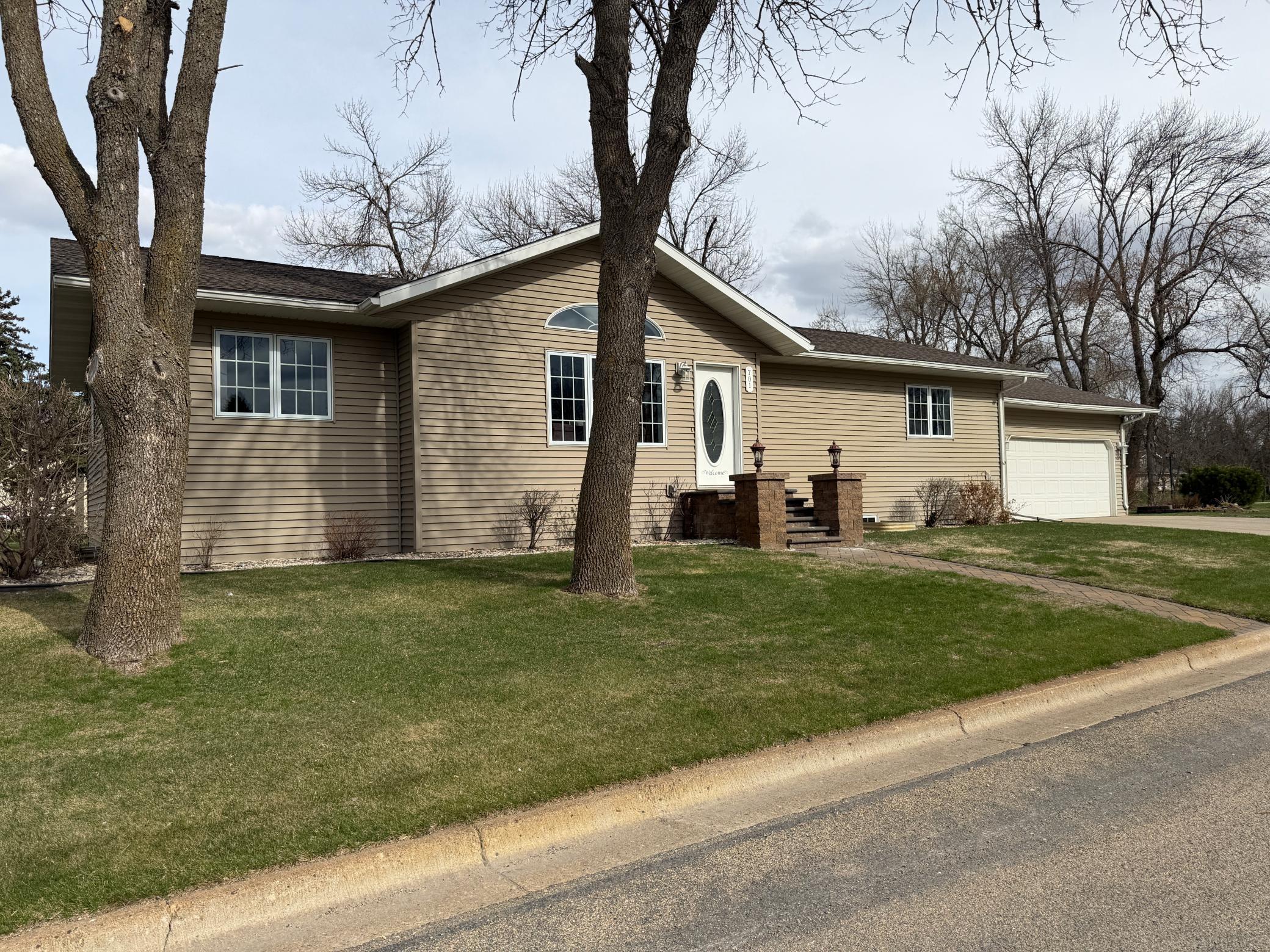 2000 single family home for sale at 701 Lincoln Street in Lisbon, ND — 4 bed, 4 bath (photo 45 of 45)