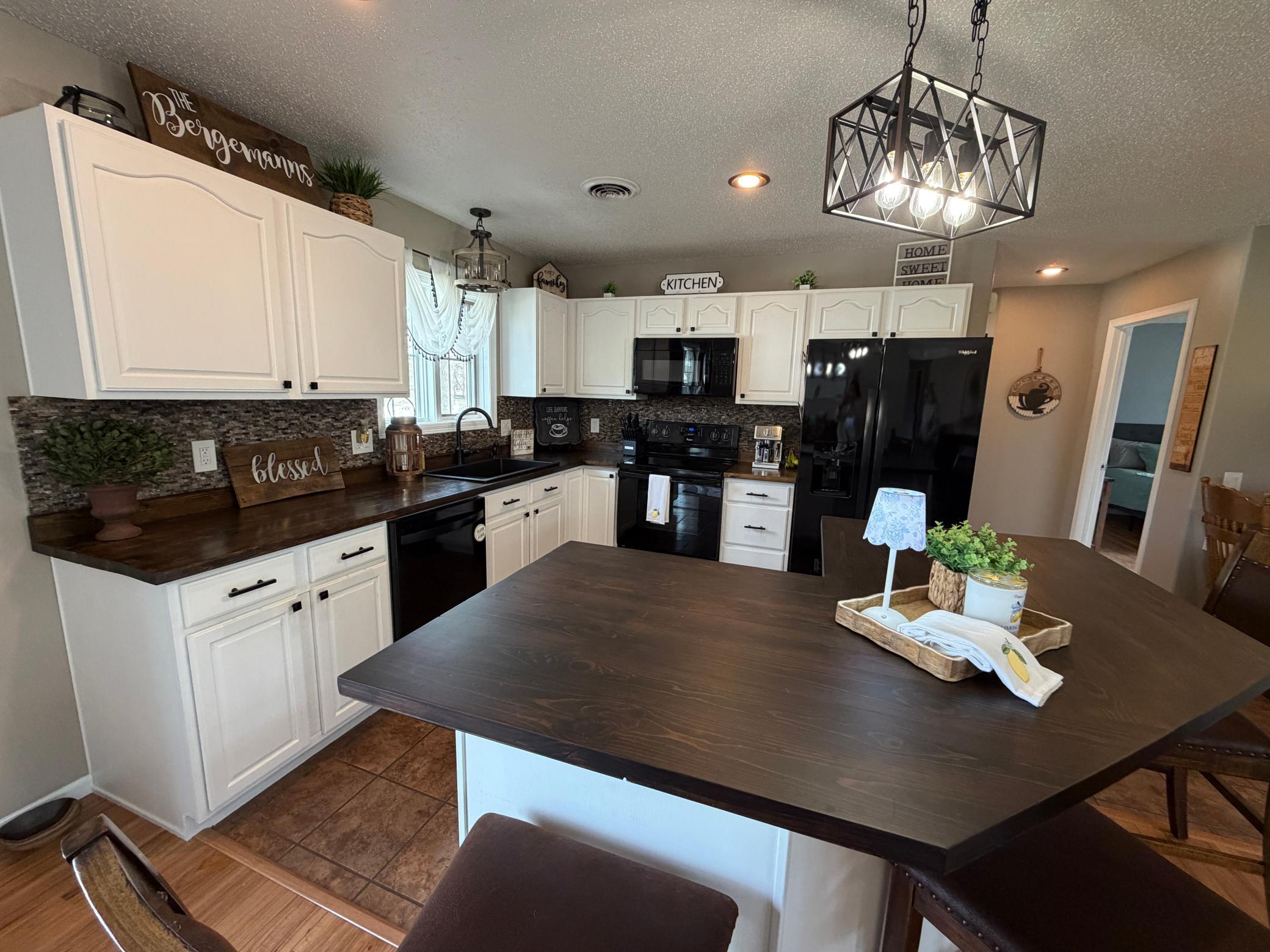 2000 single family home for sale at 701 Lincoln Street in Lisbon, ND — 4 bed, 4 bath (photo 6 of 45)