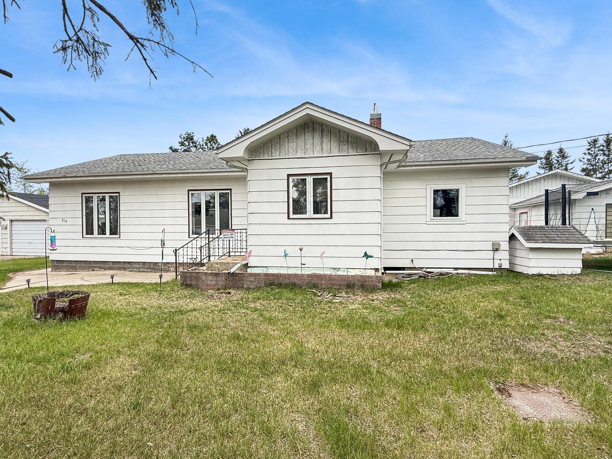 1976 single family home for sale at 814 21st Street NW in Bemidji, MN — 3 bed, 1 bath (photo 2 of 6)