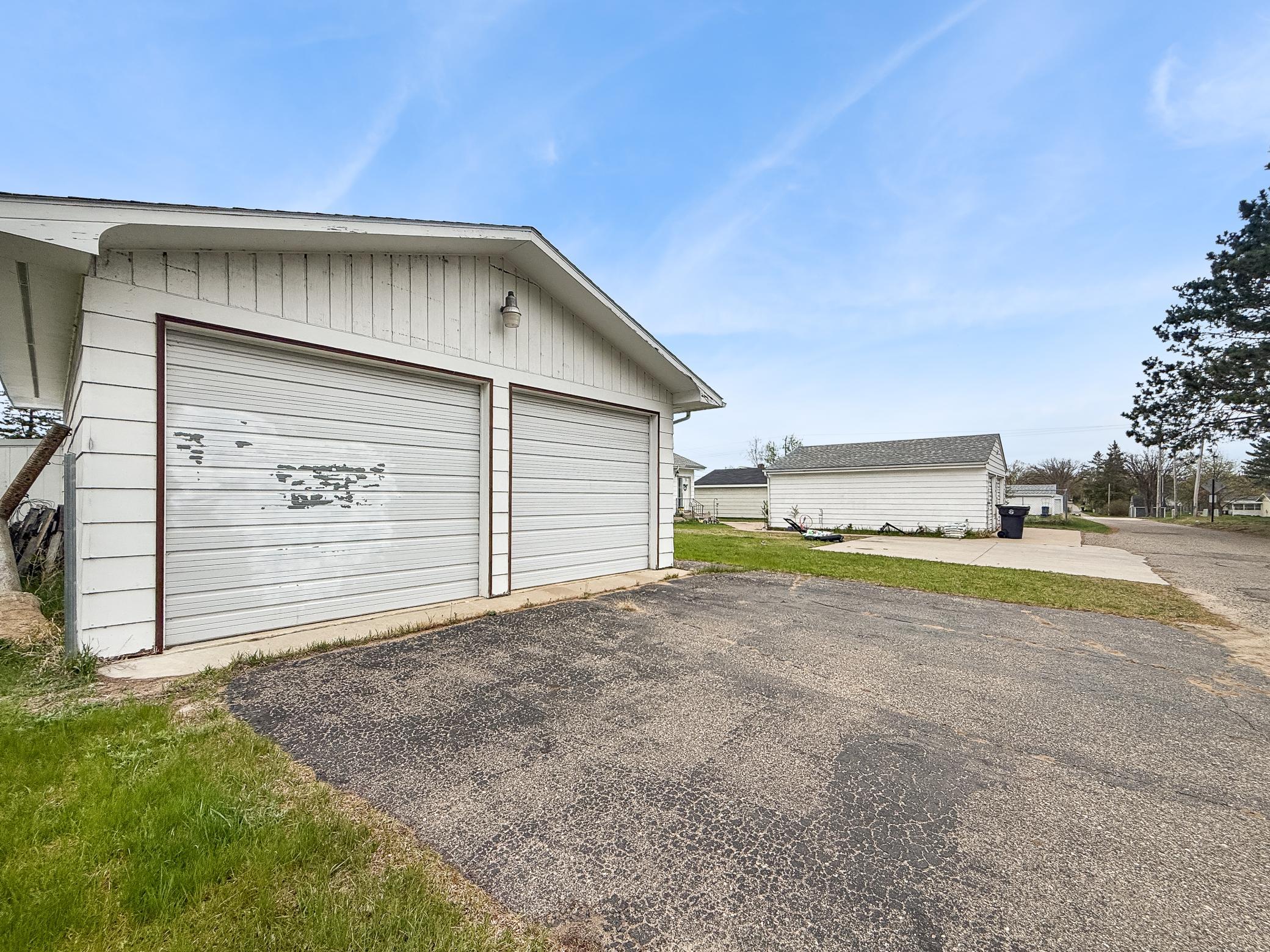 1976 single family home for sale at 814 21st Street NW in Bemidji, MN — 3 bed, 1 bath (photo 3 of 6)