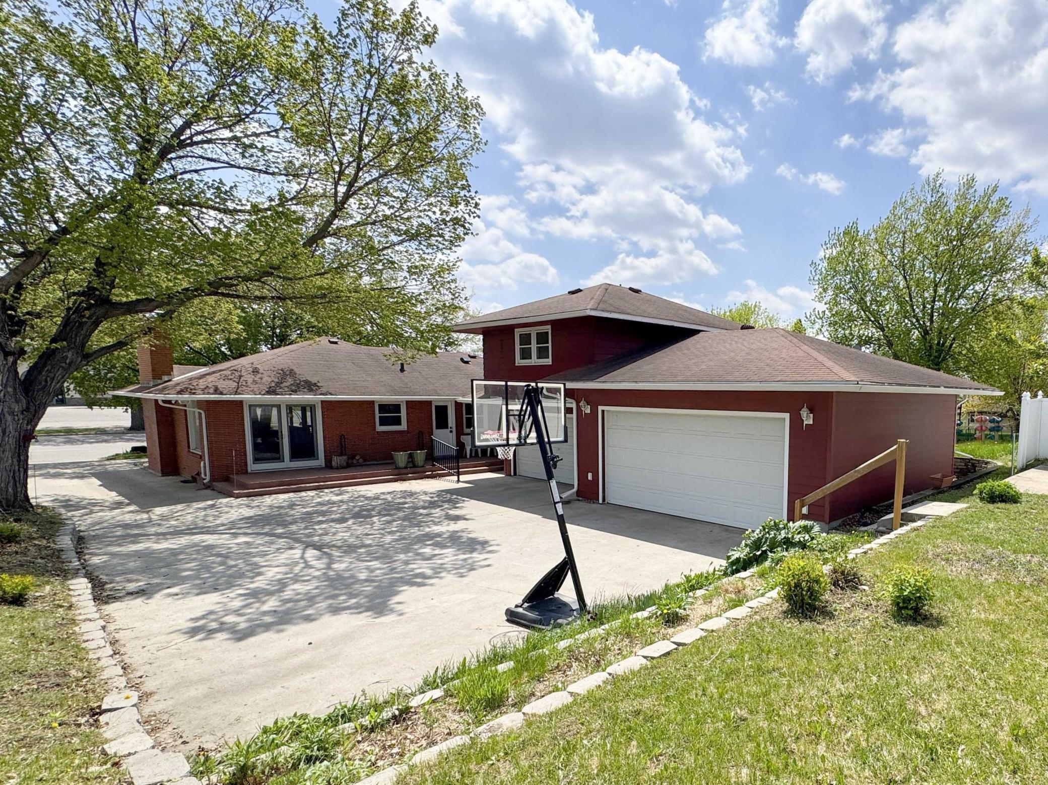 1953 single family home for sale at 1020 W Lincoln Avenue in Fergus Falls, MN — 5 bed, 2 bath (photo 2 of 39)