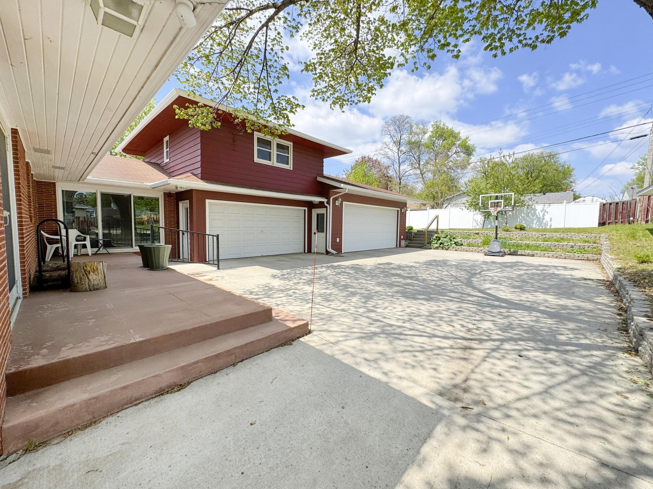 1953 single family home for sale at 1020 W Lincoln Avenue in Fergus Falls, MN — 5 bed, 2 bath (photo 36 of 39)
