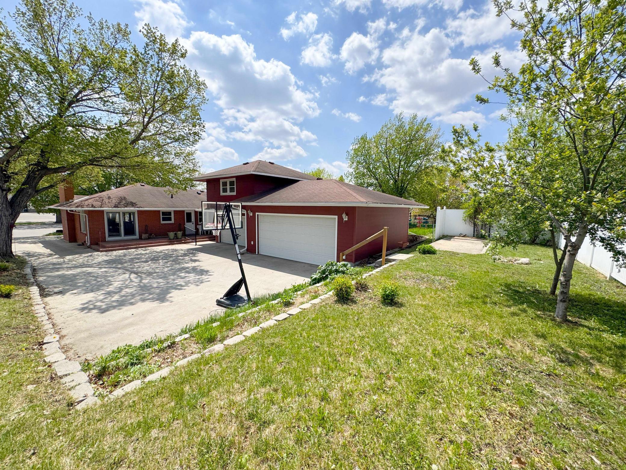 1953 single family home for sale at 1020 W Lincoln Avenue in Fergus Falls, MN — 5 bed, 2 bath (photo 37 of 39)