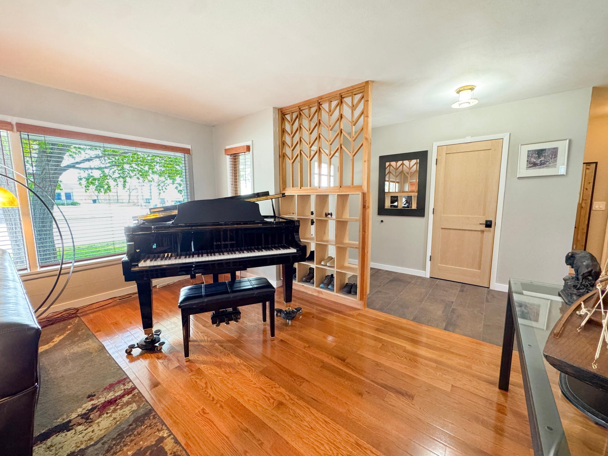 1953 single family home for sale at 1020 W Lincoln Avenue in Fergus Falls, MN — 5 bed, 2 bath (photo 6 of 39)