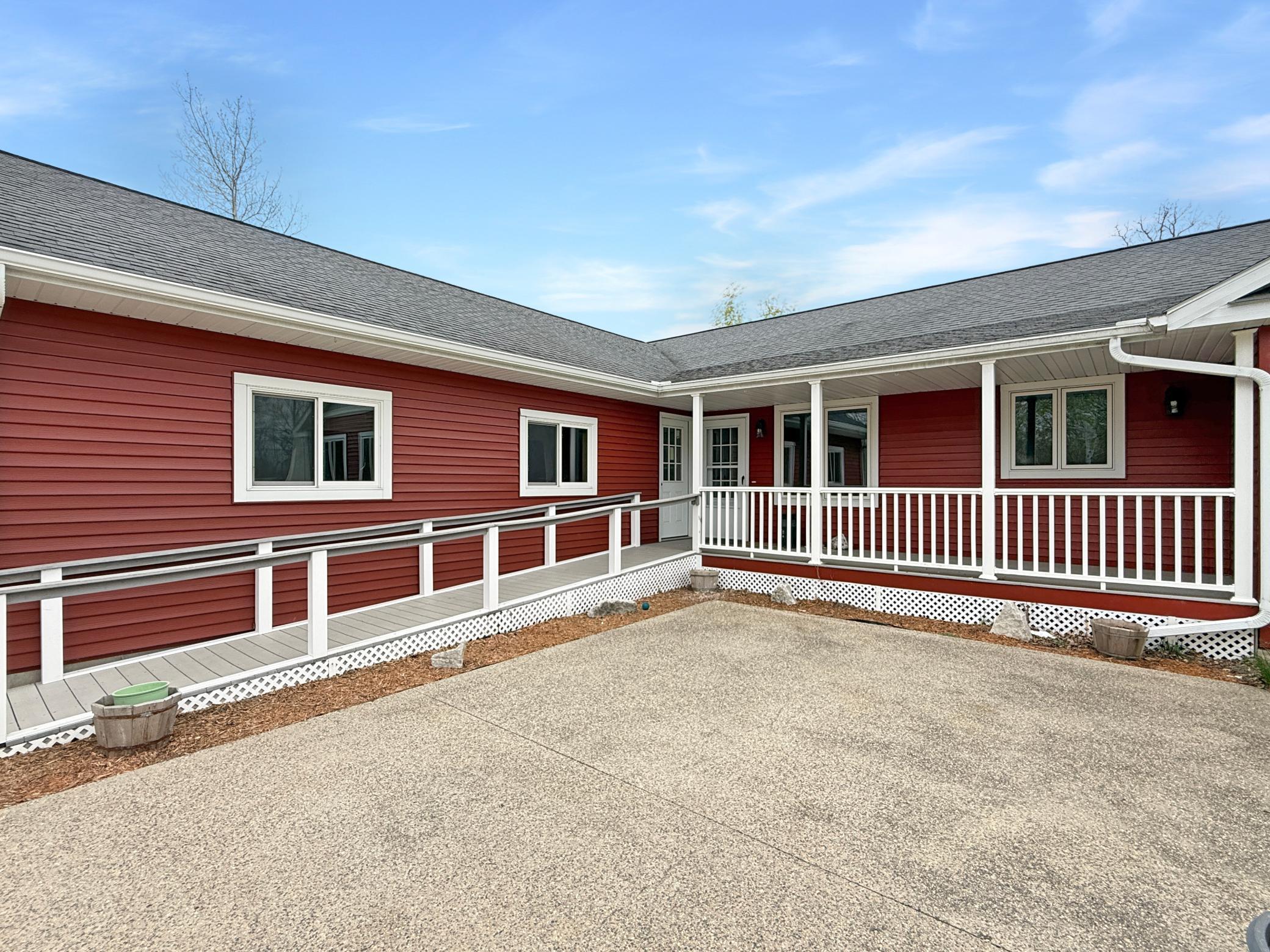 2009 single family home for sale at 3249 Woodland Hills Drive SE in Bemidji, MN — 4 bed, 3 bath (photo 2 of 24)