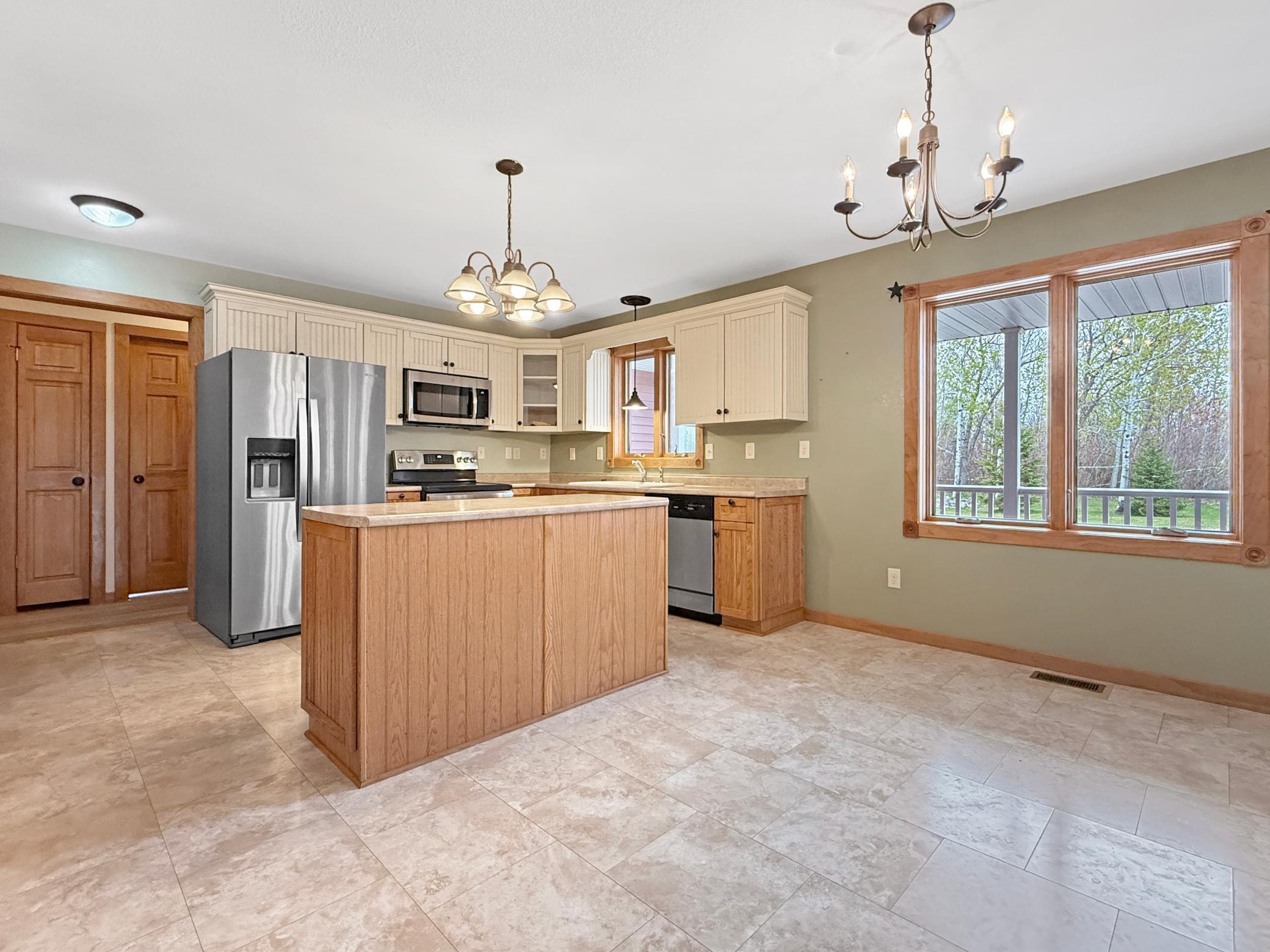 2009 single family home for sale at 3249 Woodland Hills Drive SE in Bemidji, MN — 4 bed, 3 bath (photo 5 of 24)