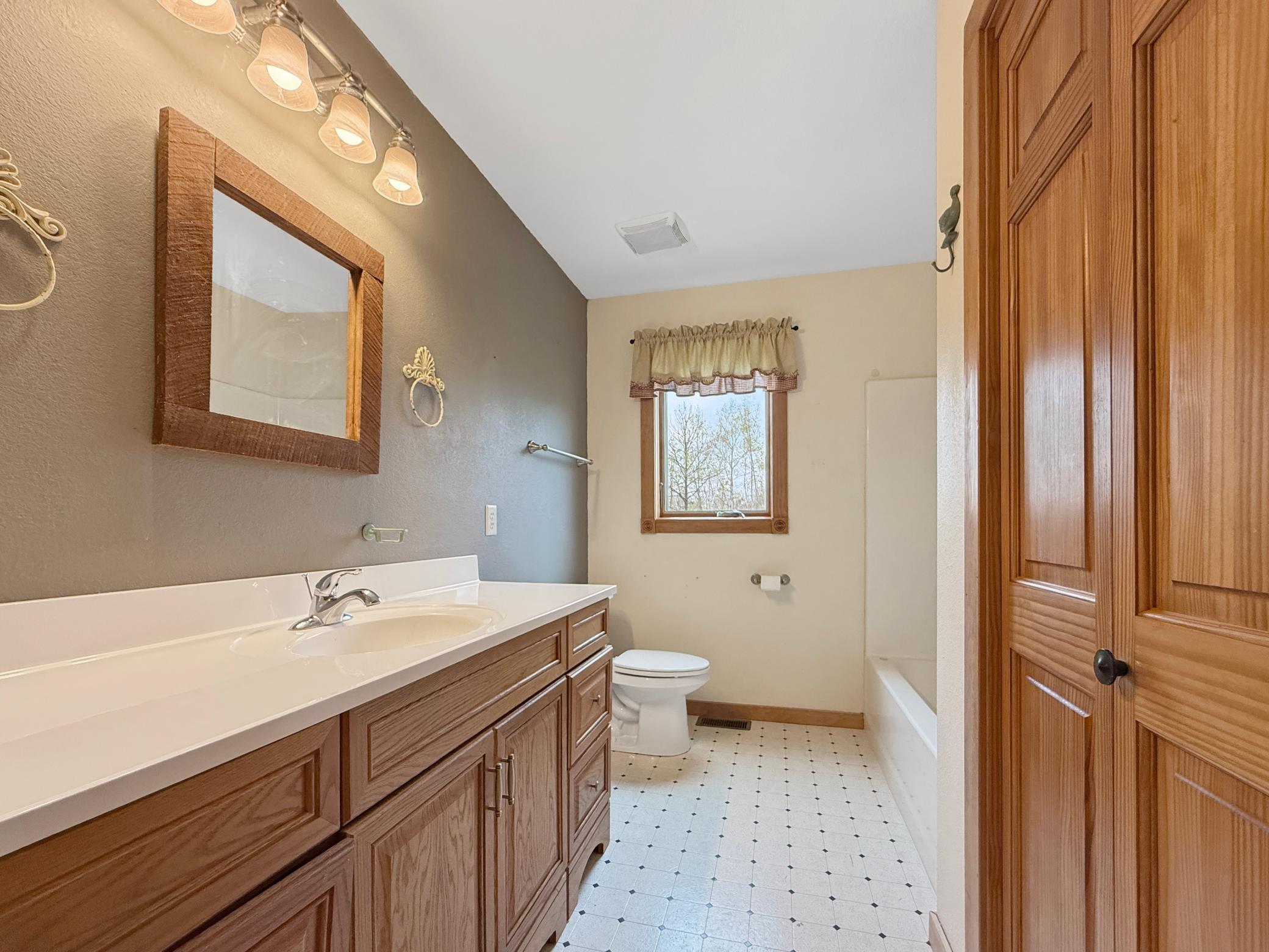2009 single family home for sale at 3249 Woodland Hills Drive SE in Bemidji, MN — 4 bed, 3 bath (photo 10 of 24)