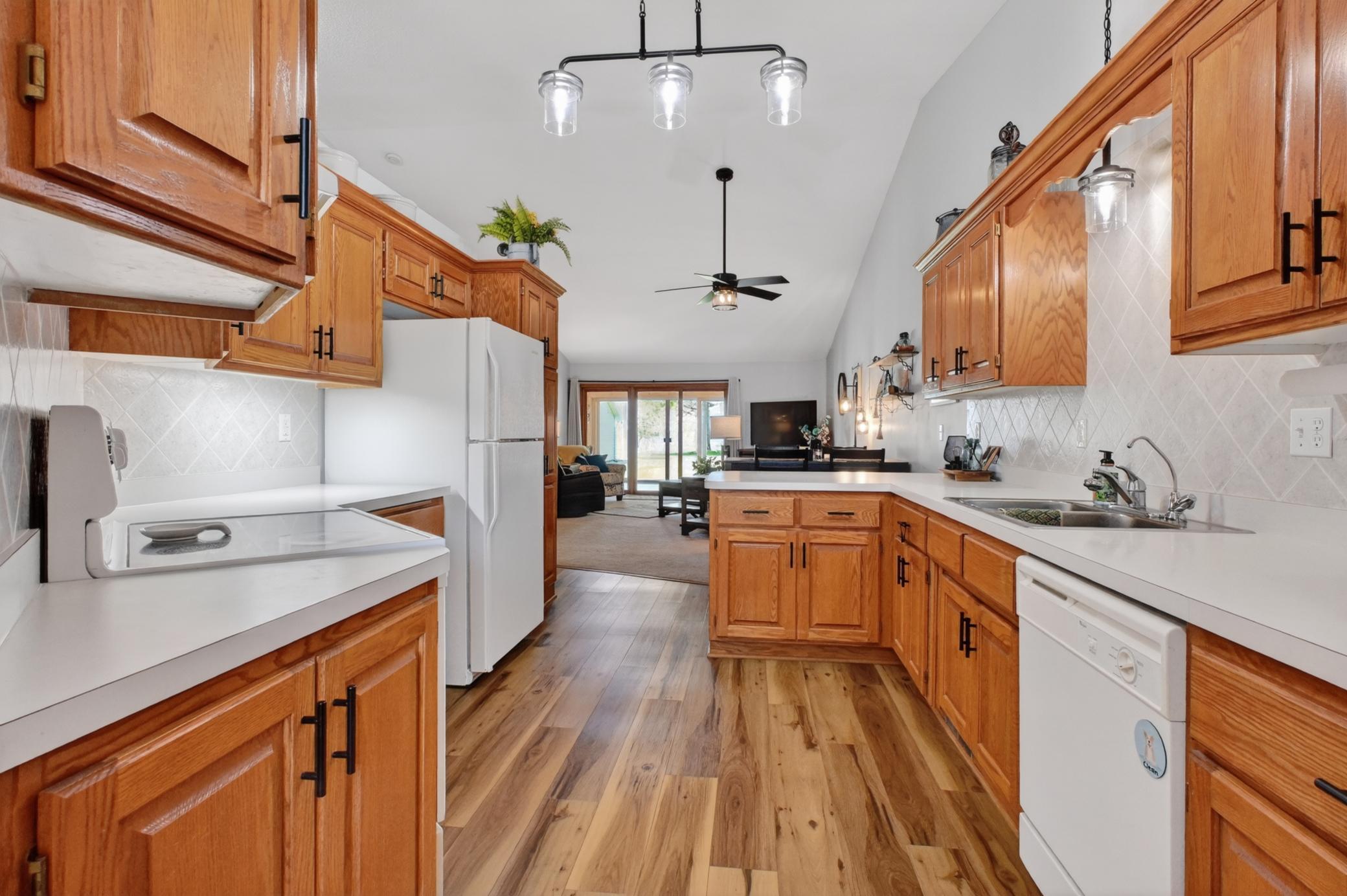 1998 twin home for sale at 1761 E Lake Street in Osakis, MN — 3 bed, 2 bath (photo 7 of 52)