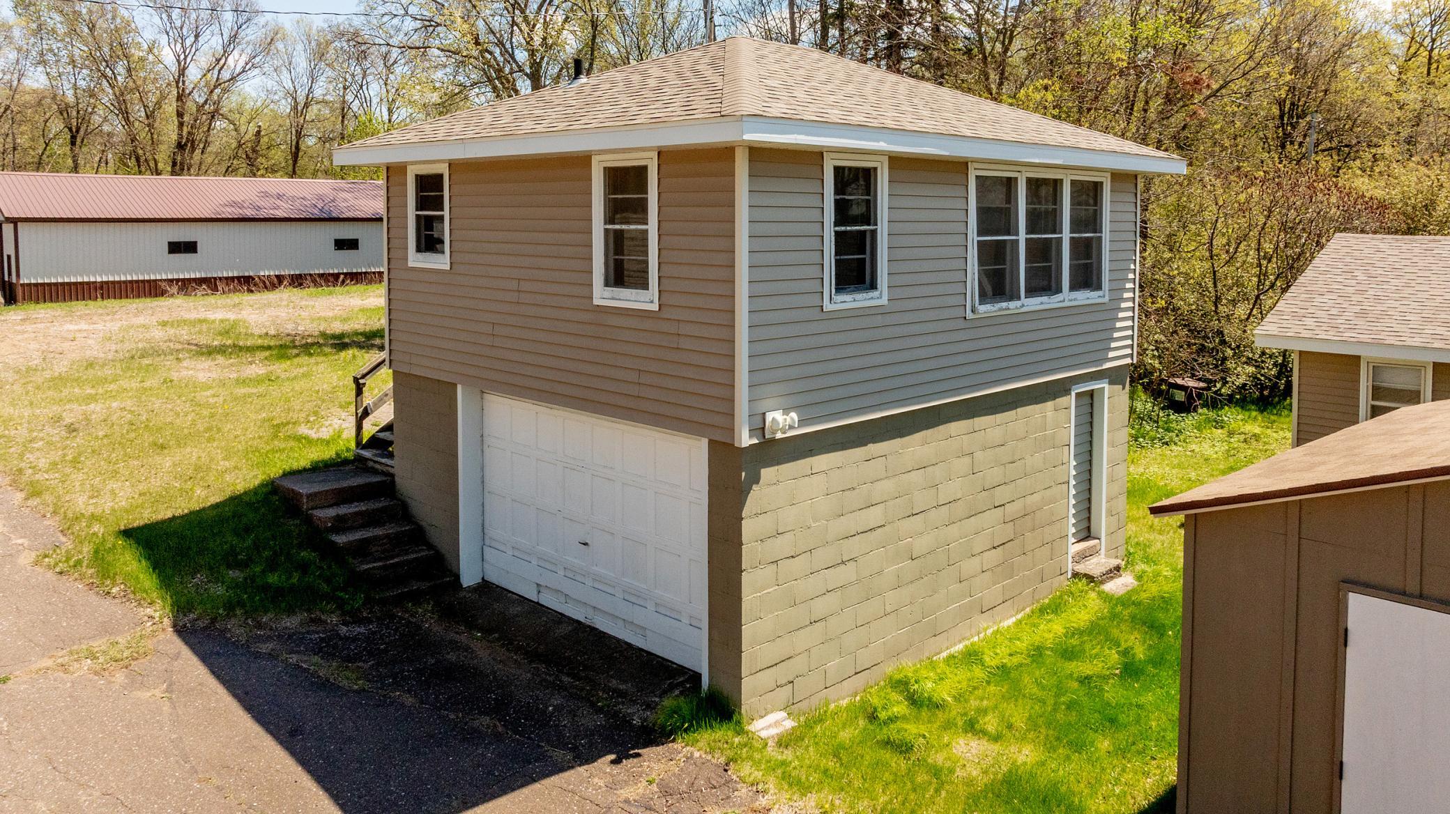 1975 single family home for sale at 33243 State Highway 18 in Aitkin, MN — 4 bed, 3 bath (photo 3 of 39)
