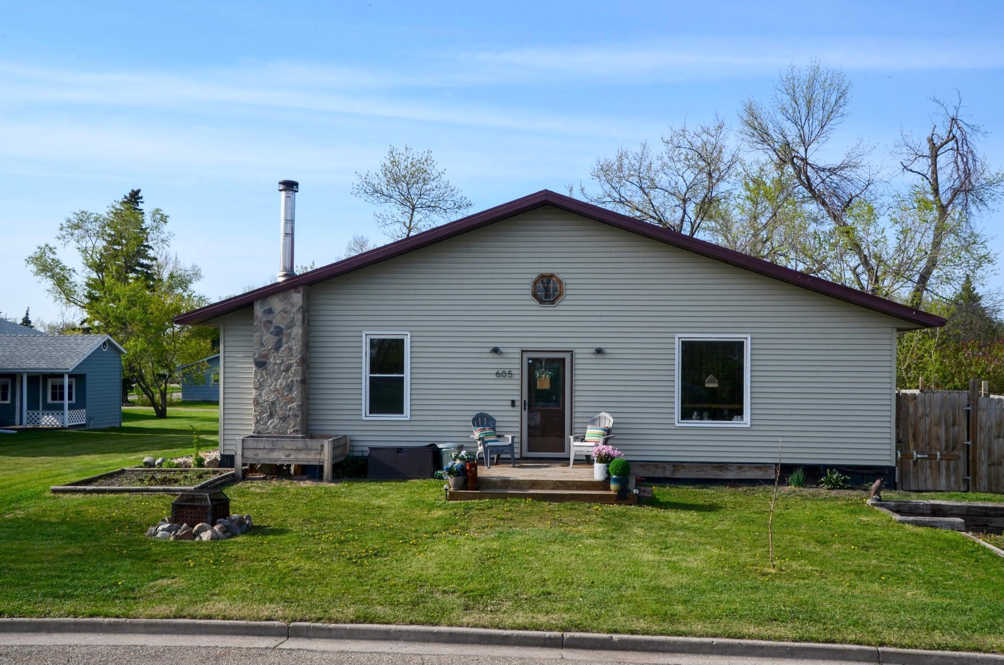 2010 single family home for sale at 605 Ingalls Avenue in Hope, ND — 2 bed, 2 bath (photo 2 of 47)
