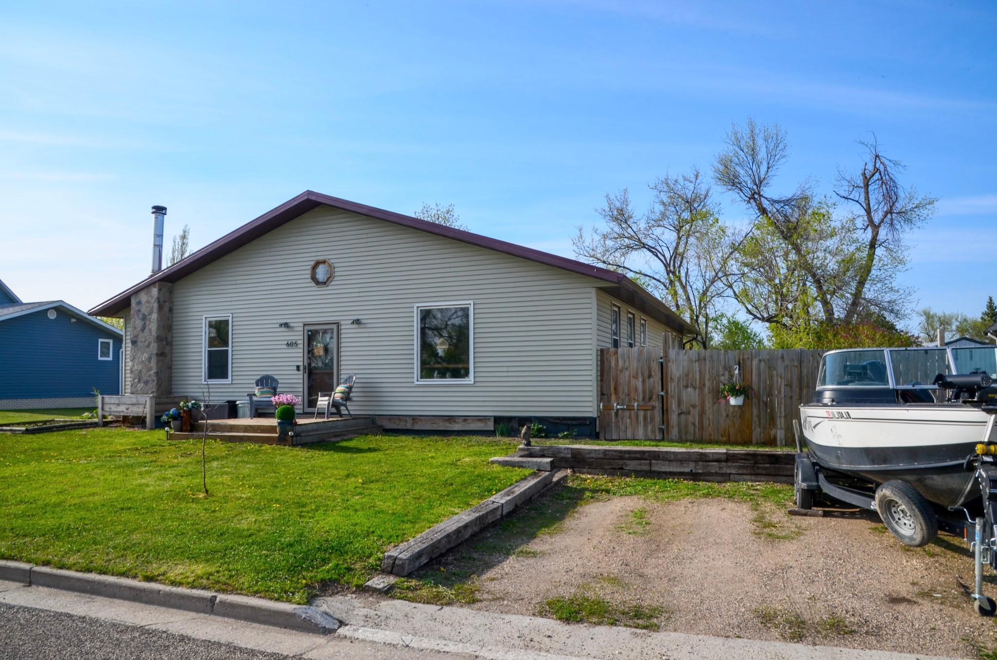 2010 single family home for sale at 605 Ingalls Avenue in Hope, ND — 2 bed, 2 bath (photo 4 of 47)
