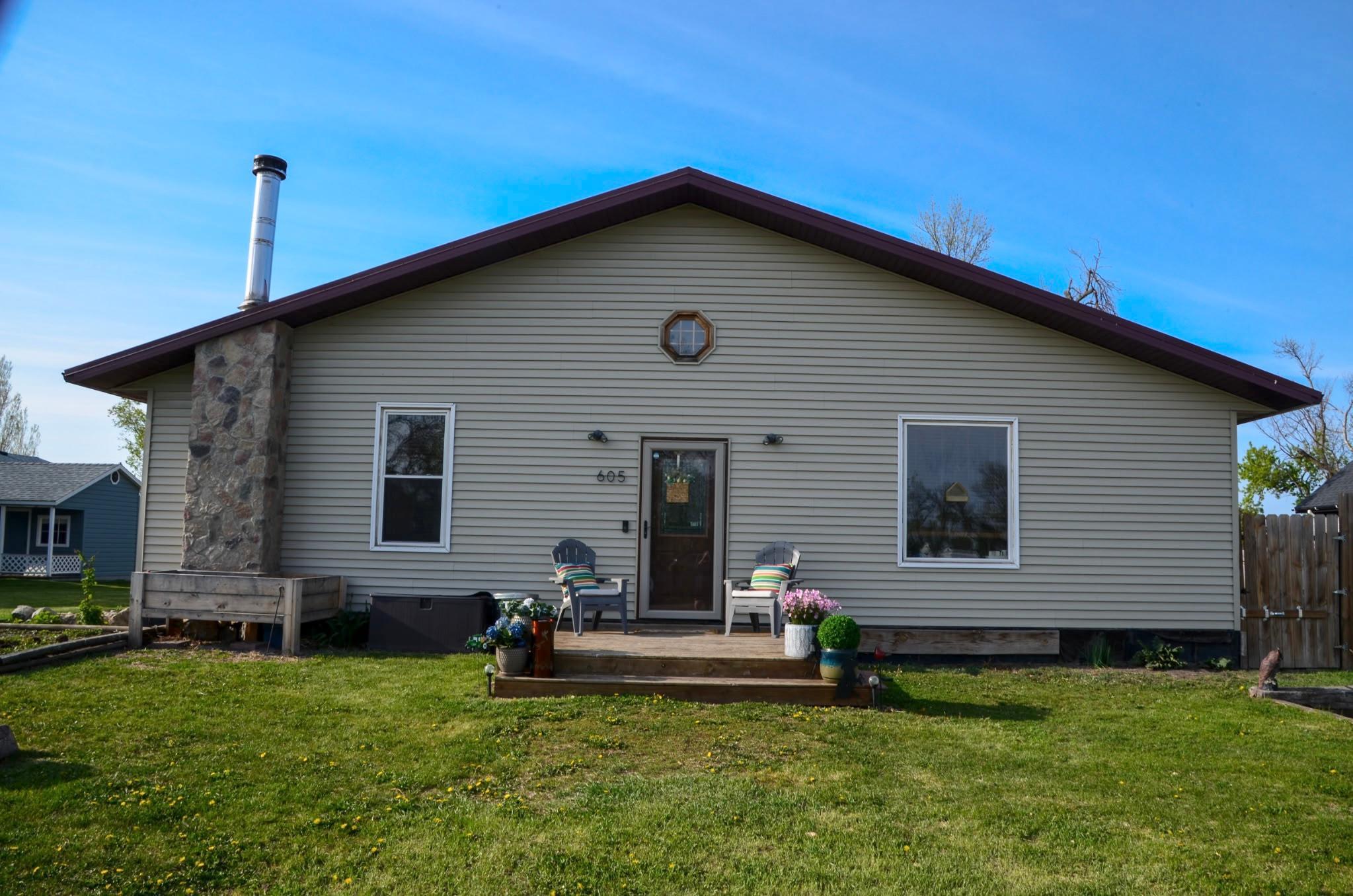 2010 single family home for sale at 605 Ingalls Avenue in Hope, ND — 2 bed, 2 bath (photo 5 of 47)