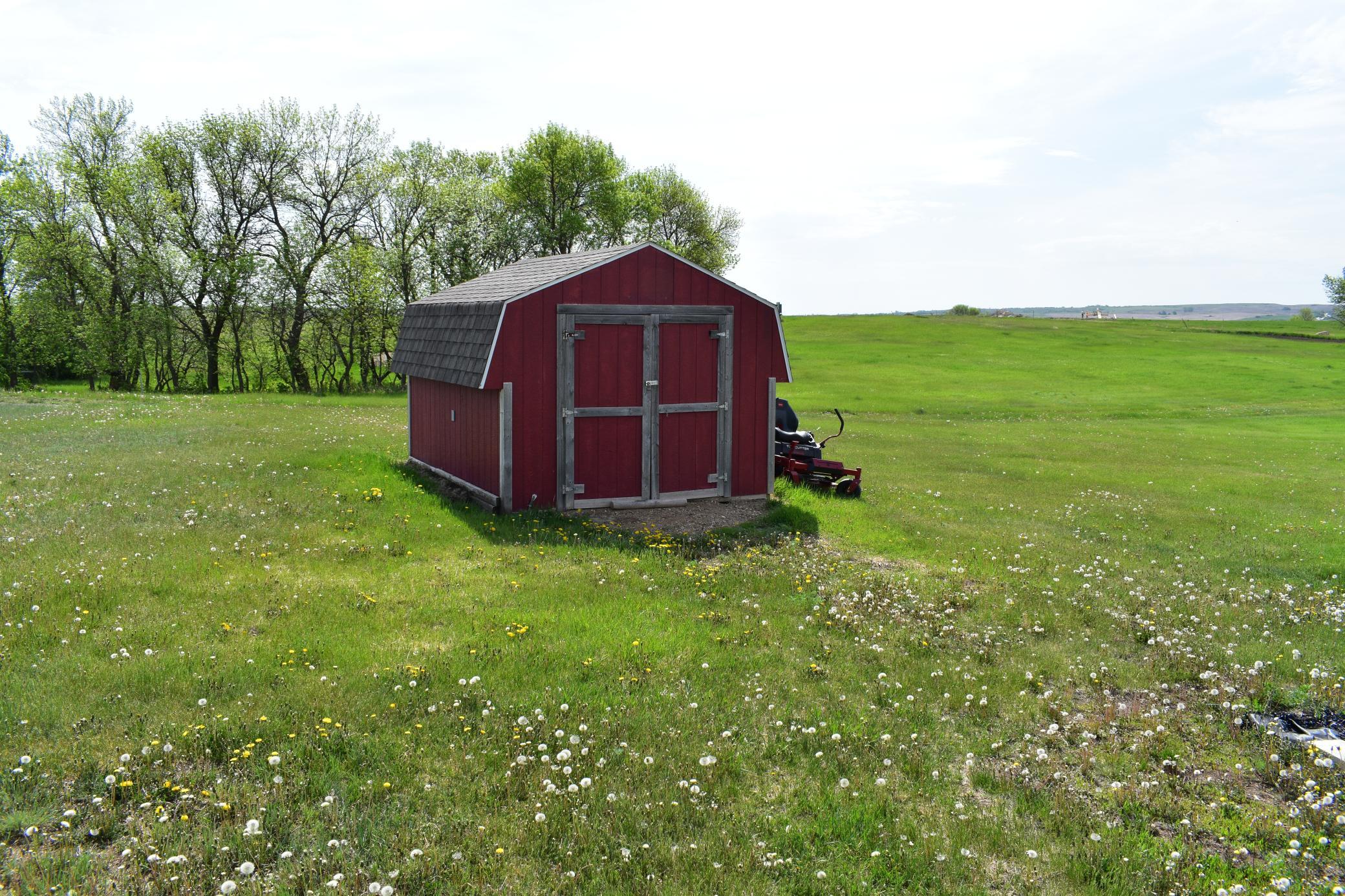 2021 single family home for sale at 2830 G St in Harvey, ND — 3 bed, 2 bath (photo 15 of 43)