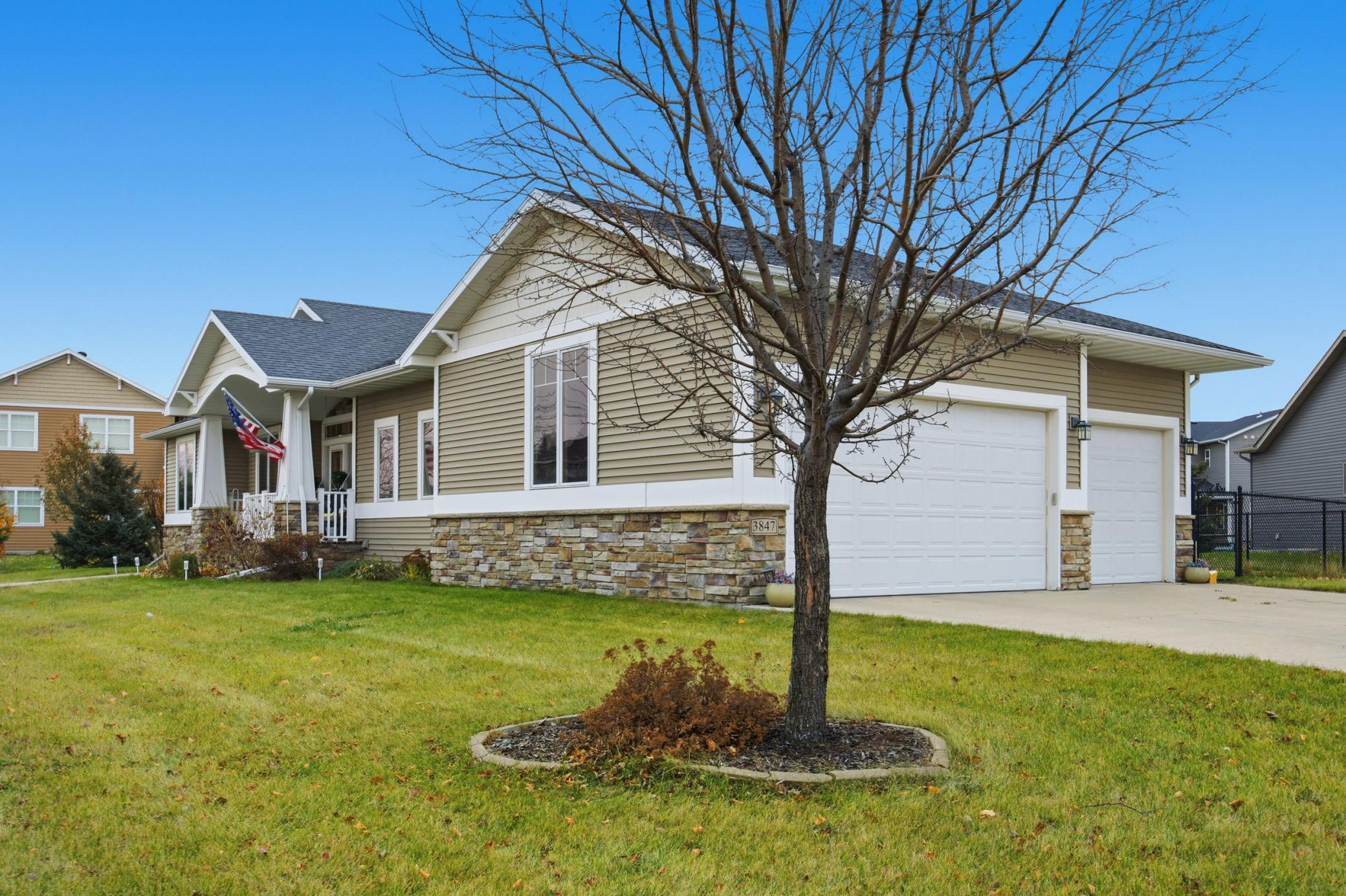 2009 single family home for sale at 3847 43rd Avenue S in Moorhead, MN — 5 bed, 4 bath (photo 2 of 40)