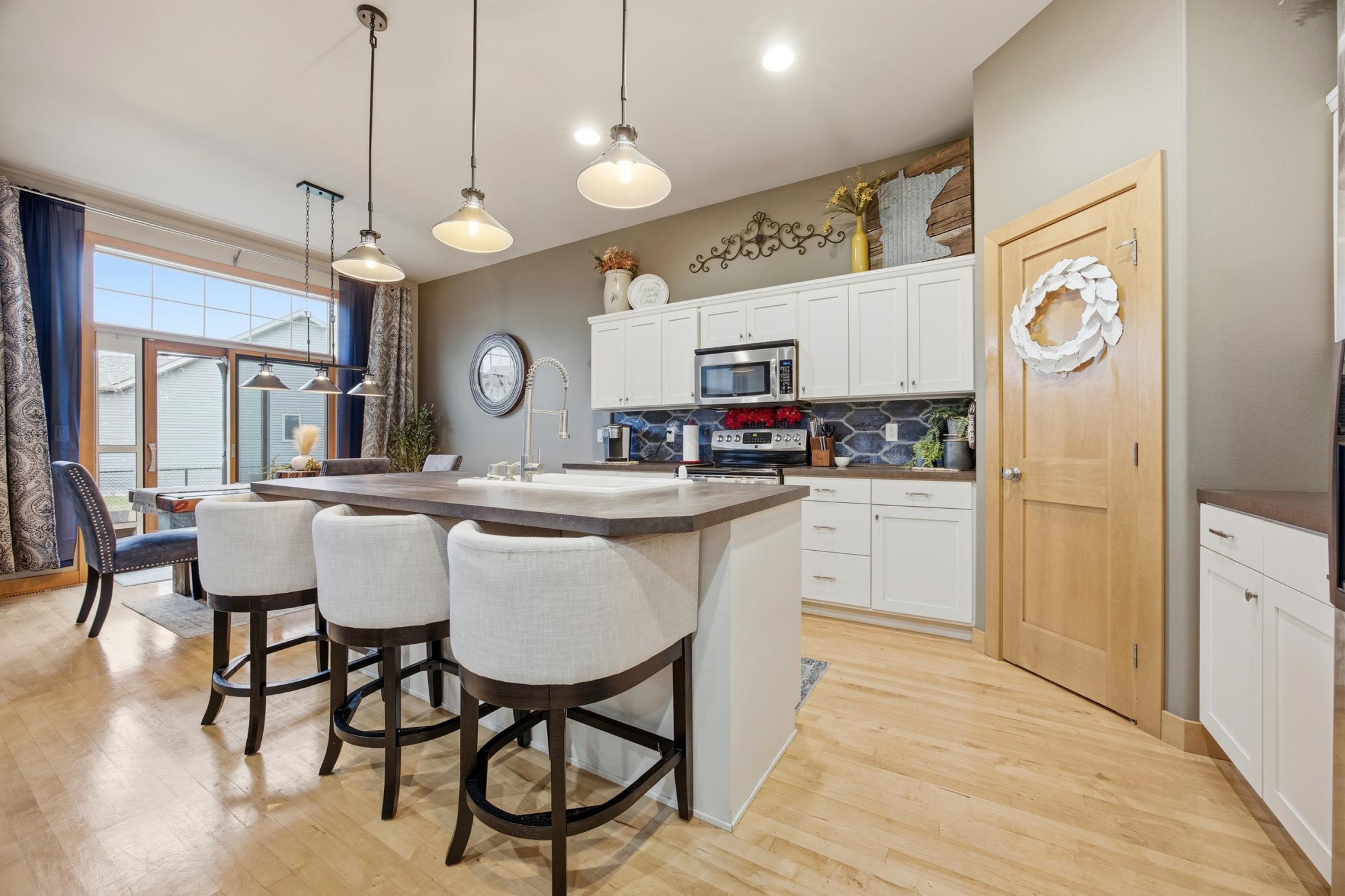 2009 single family home for sale at 3847 43rd Avenue S in Moorhead, MN — 5 bed, 4 bath (photo 9 of 40)
